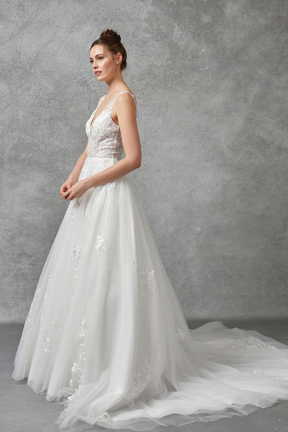 Vestido de Novia en Línea A de Tul con Aplicaciones de Encaje Y Cuello en V Color Off White