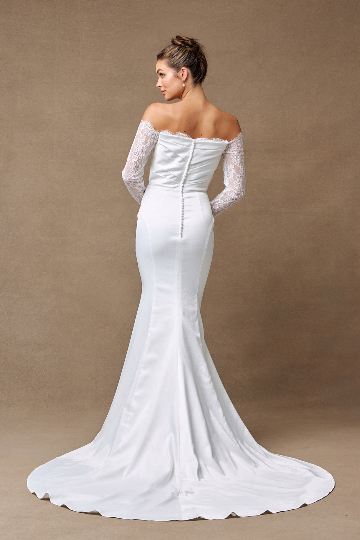 Vestido de Novia Manga Larga , Hombros Desconetados y Falda Desmontable.