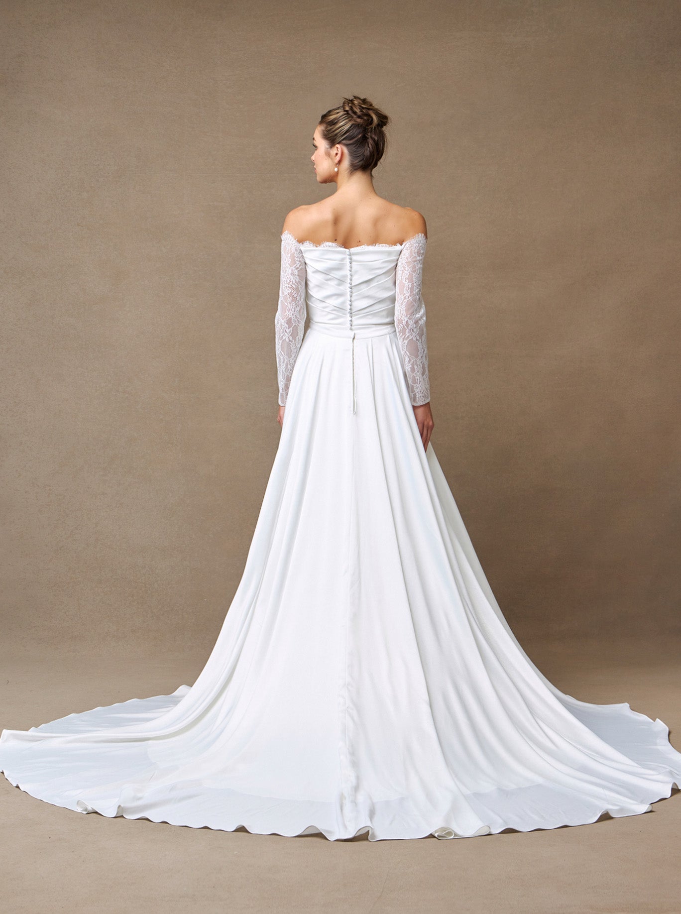 Vestido de Novia Manga Larga , Hombros Desconetados y Falda Desmontable.