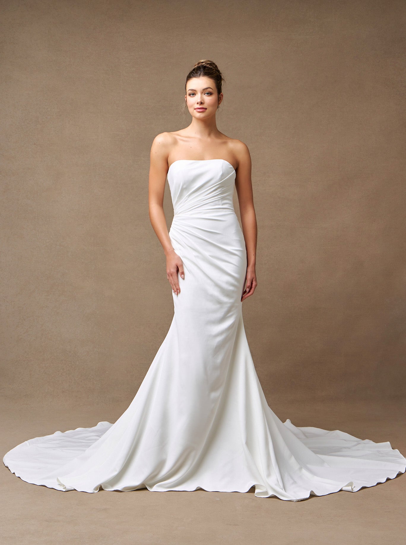 Vestido de Novia de Satén Elástico con Espalda de Encaje y Botones, Color Off White
