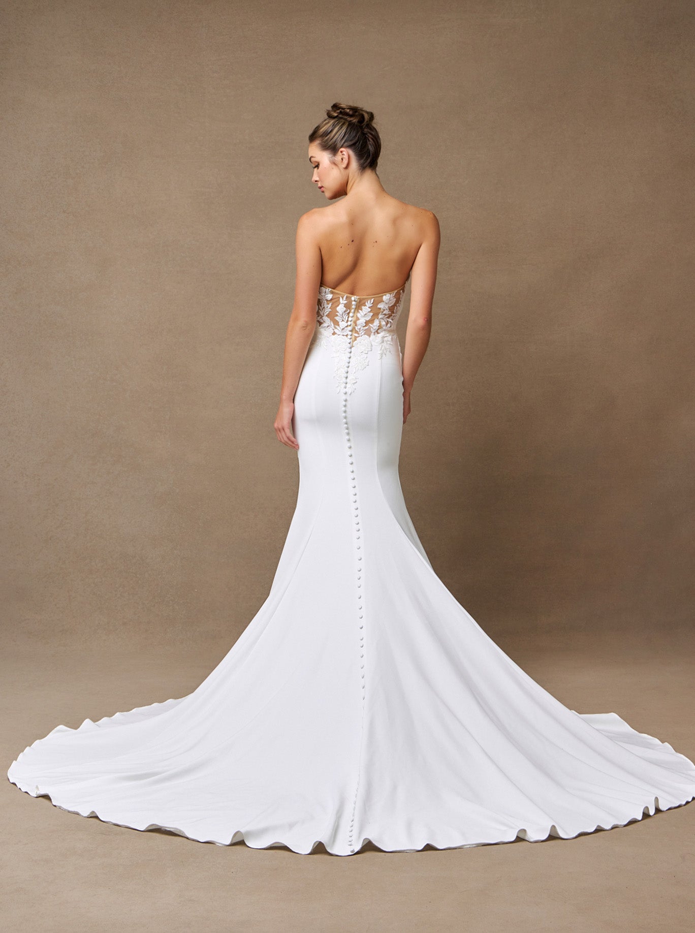 Vestido de Novia de Satén Elástico con Espalda de Encaje y Botones, Color Off White