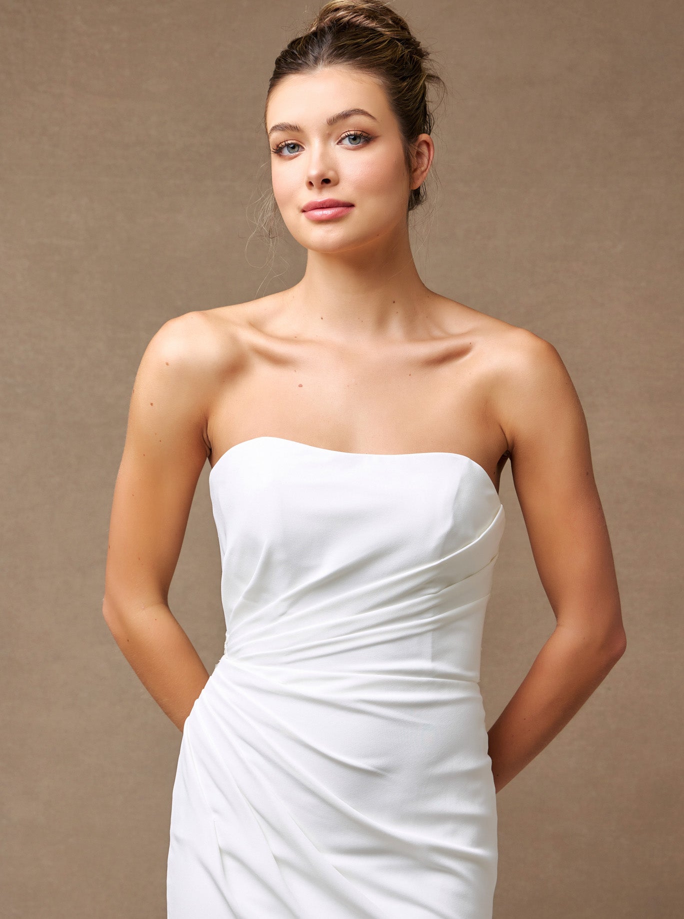 Vestido de Novia de Satén Elástico con Espalda de Encaje y Botones, Color Off White