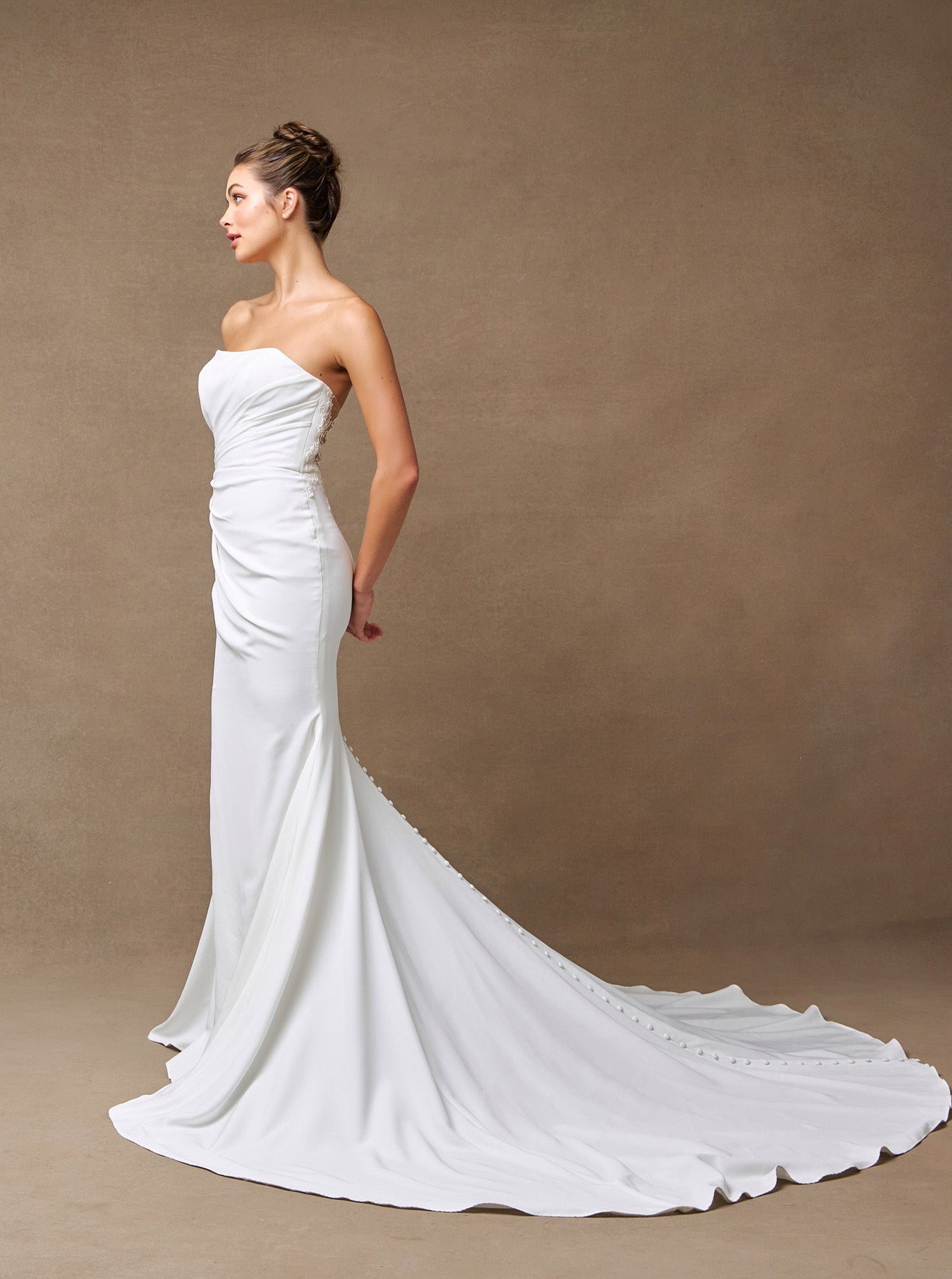 Vestido de Novia de Satén Elástico con Espalda de Encaje y Botones, Color Off White