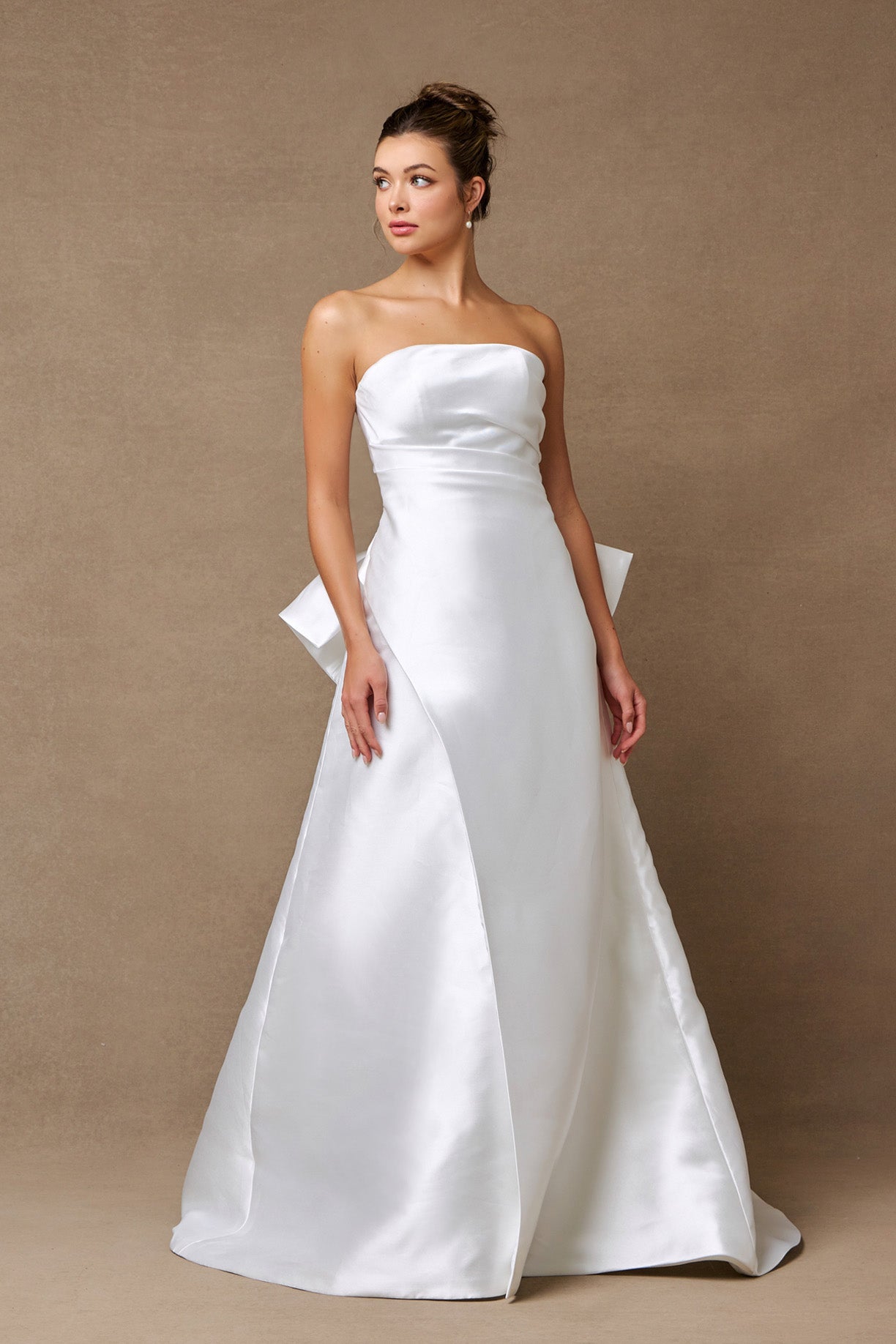 Vestido de Novia Strapless Corte Sirena Con Cola Desmontable Color Off White.