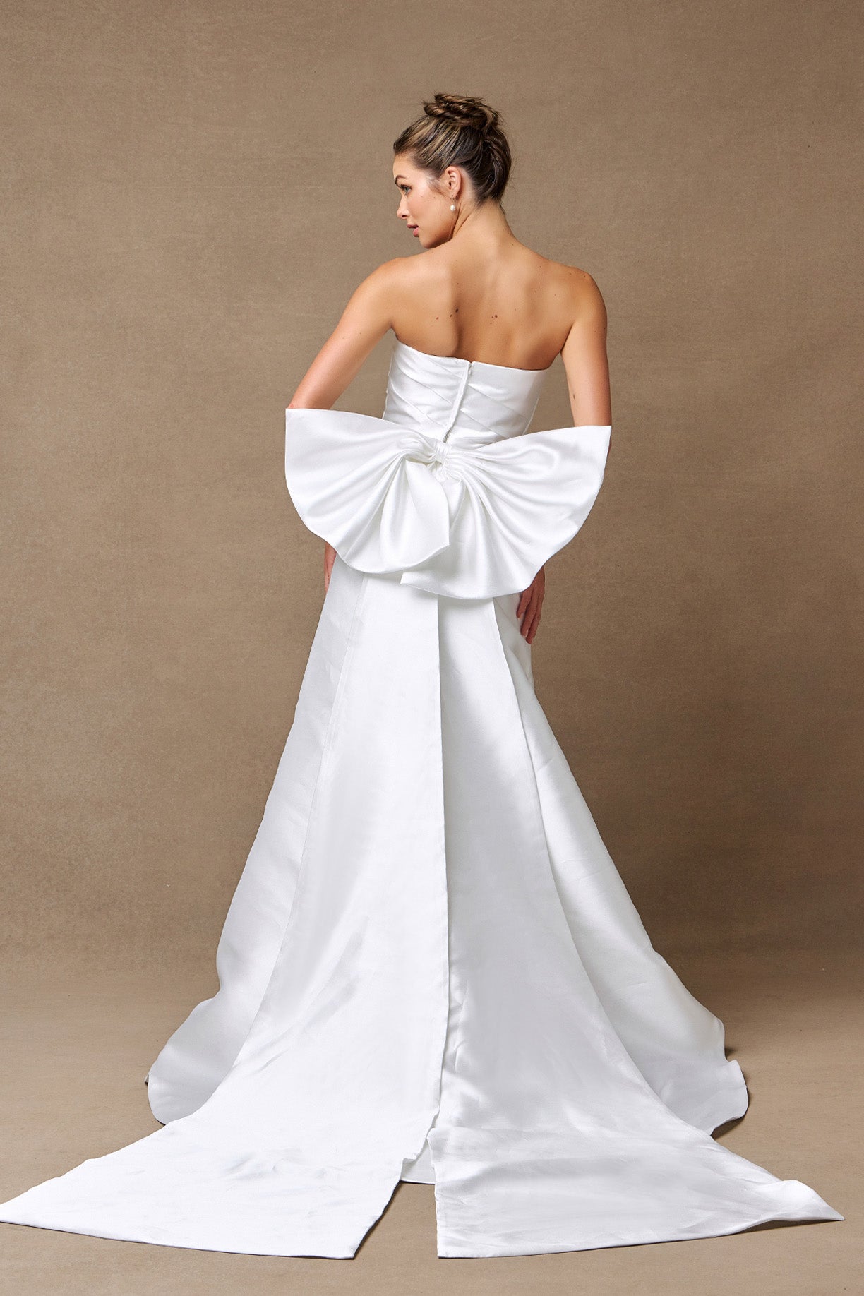 Vestido de Novia Strapless Corte Sirena Con Cola Desmontable Color Off White.