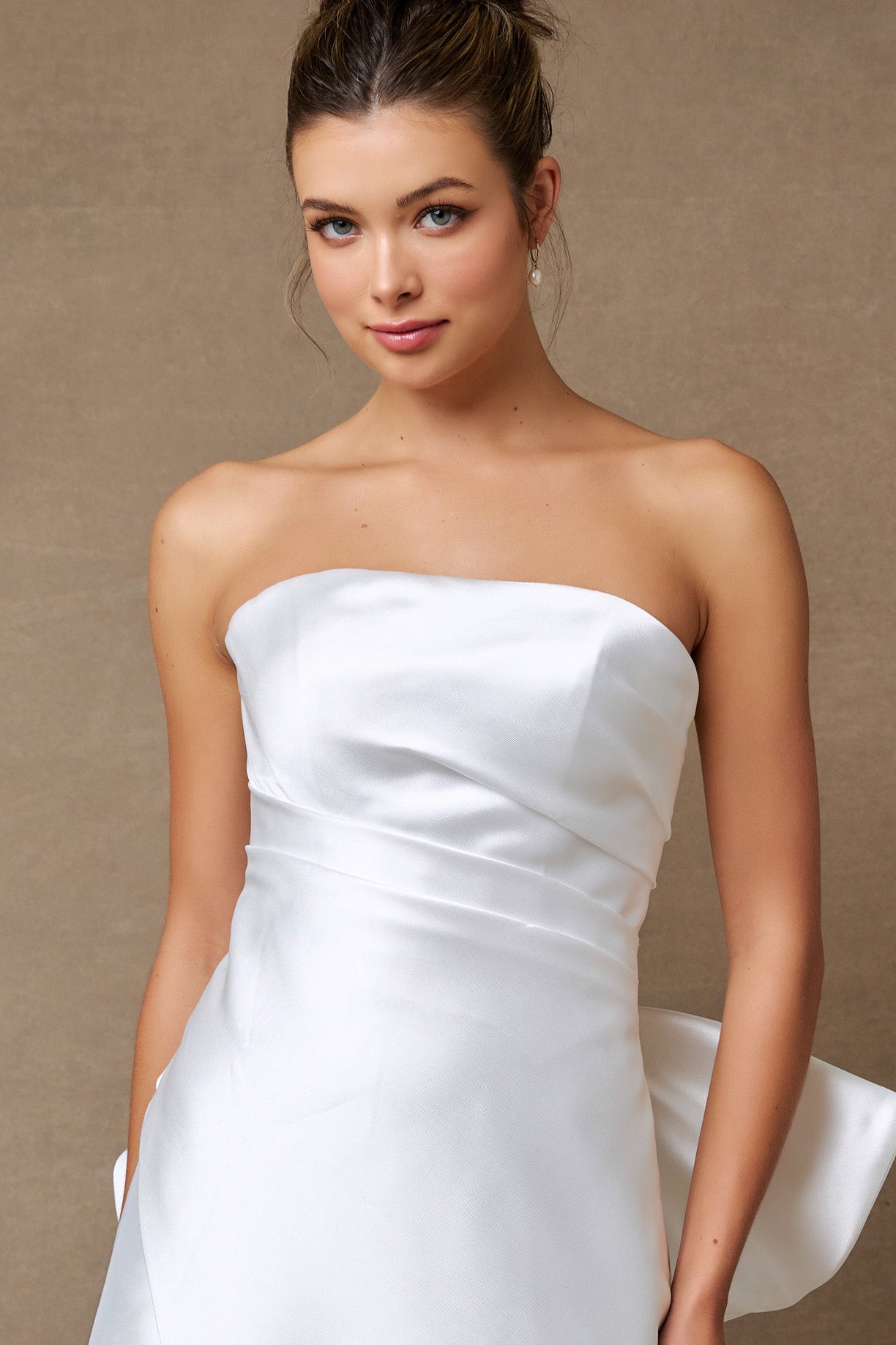Vestido de Novia Strapless Corte Sirena Con Cola Desmontable Color Off White.