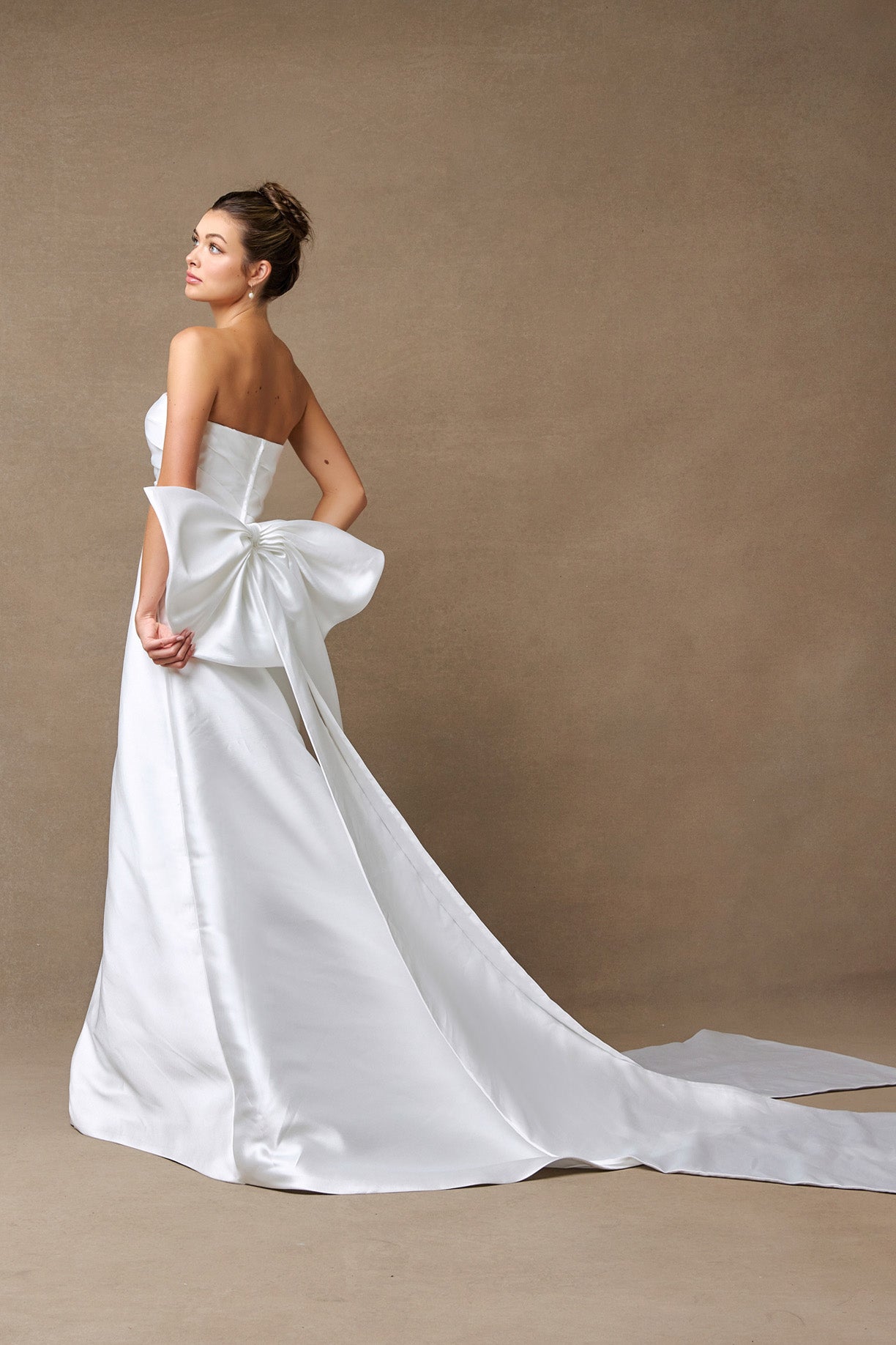 Vestido de Novia Strapless Corte Sirena Con Cola Desmontable Color Off White.