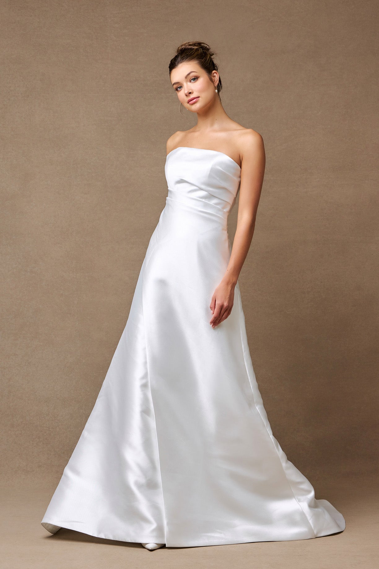 Vestido de Novia Strapless Corte Sirena Con Cola Desmontable Color Off White.