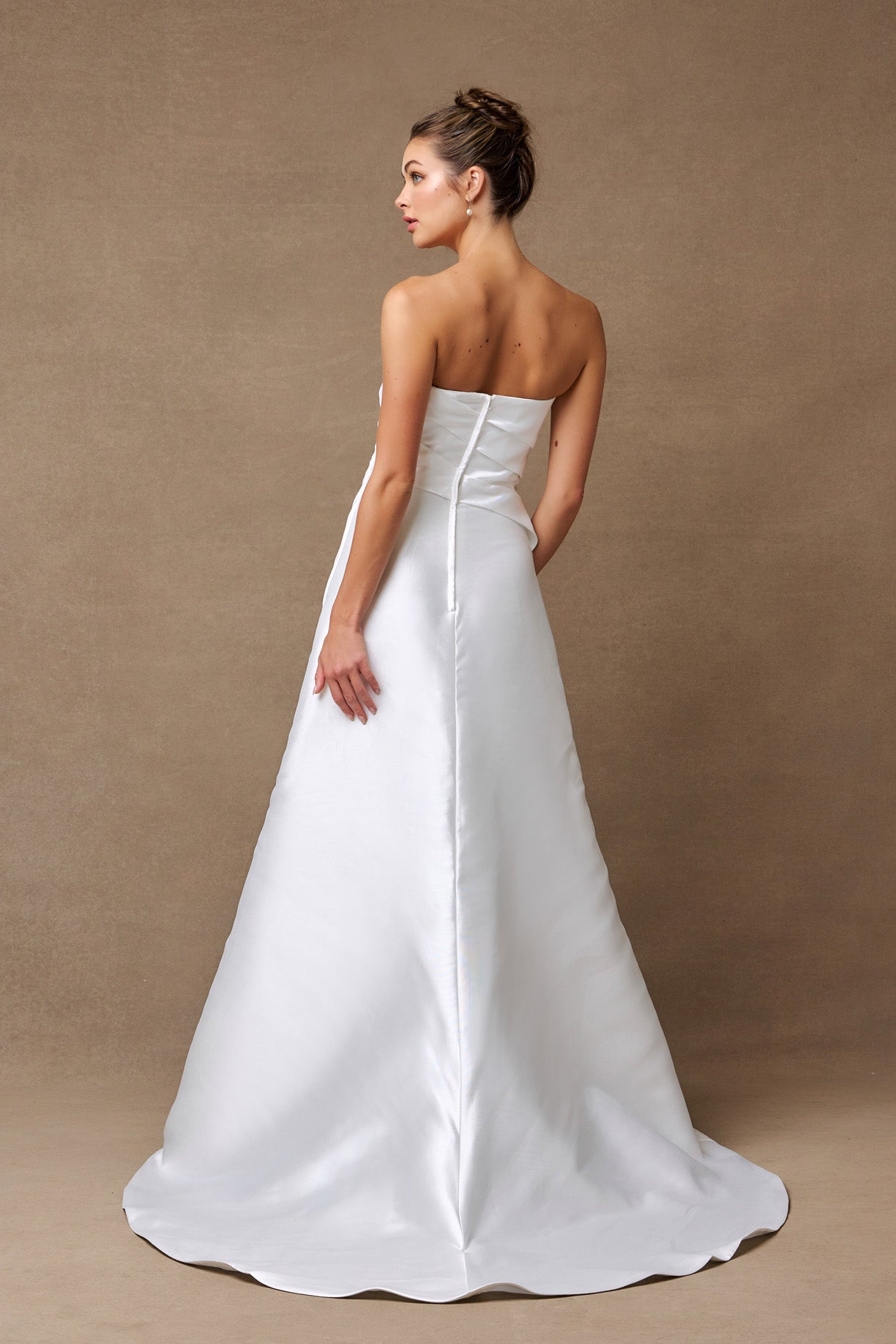 Vestido de Novia Strapless Corte Sirena Con Cola Desmontable Color Off White.