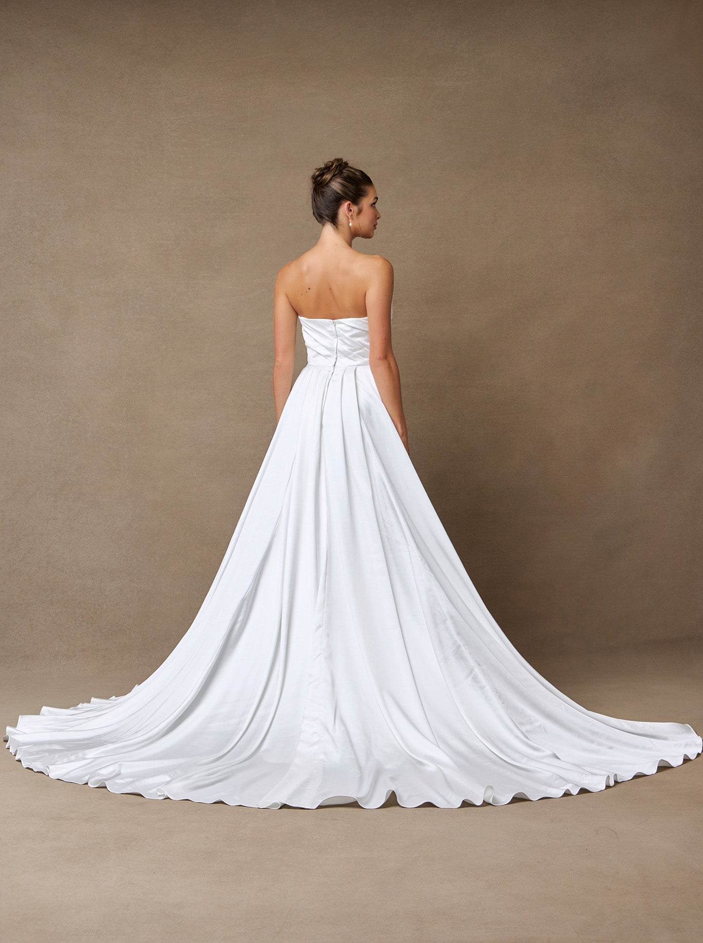 Vestido de Novia Corte Sirena con Abertura Sin Tirantes.