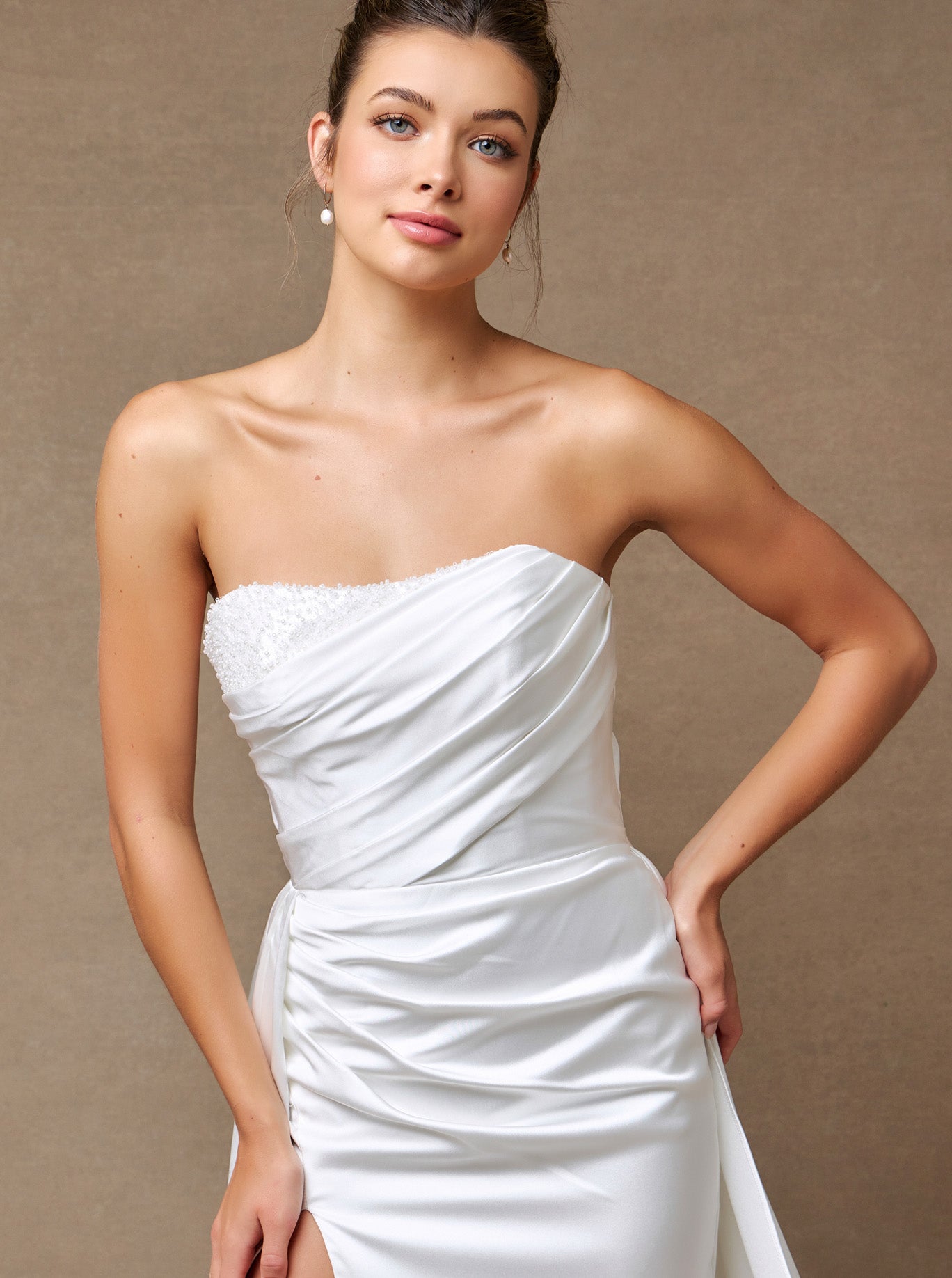 Vestido de Novia Corte Sirena con Abertura Sin Tirantes.