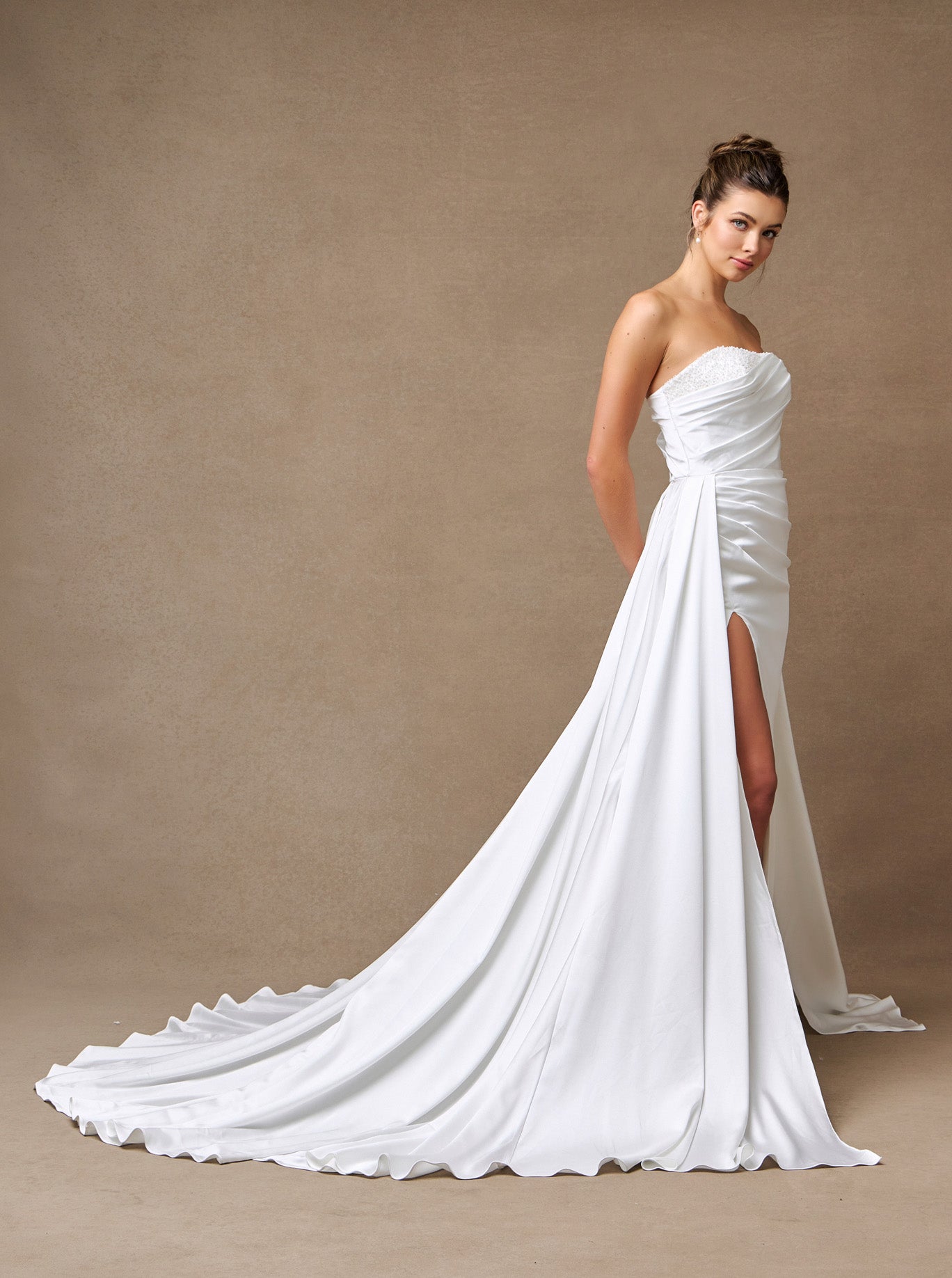 Vestido de Novia Corte Sirena con Abertura Sin Tirantes.