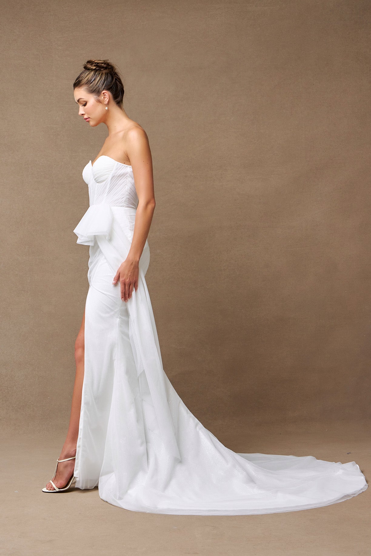 Vestido de Novia Sin Tirantes Escote Corazón y Con Abertura.