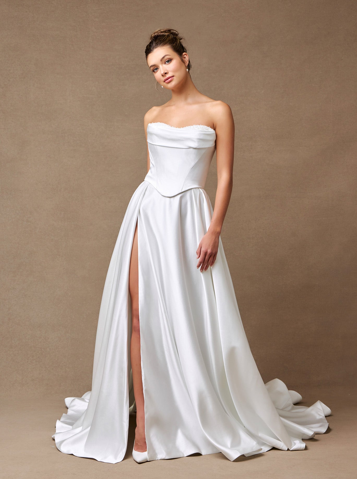 Vestido de Novia Línea A Escote Redondo Con Abertura Bolsillos Laterales Color Off White.