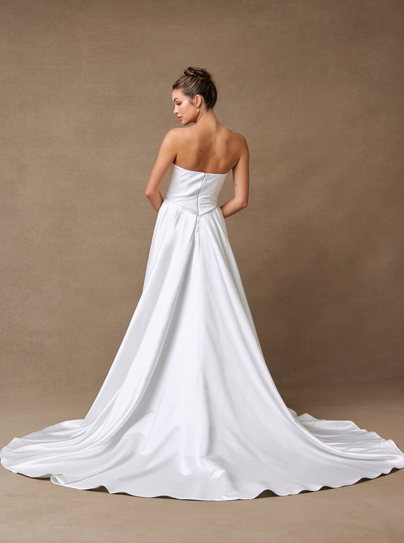 Vestido de Novia Línea A Escote Redondo Con Abertura Bolsillos Laterales Color Off White.
