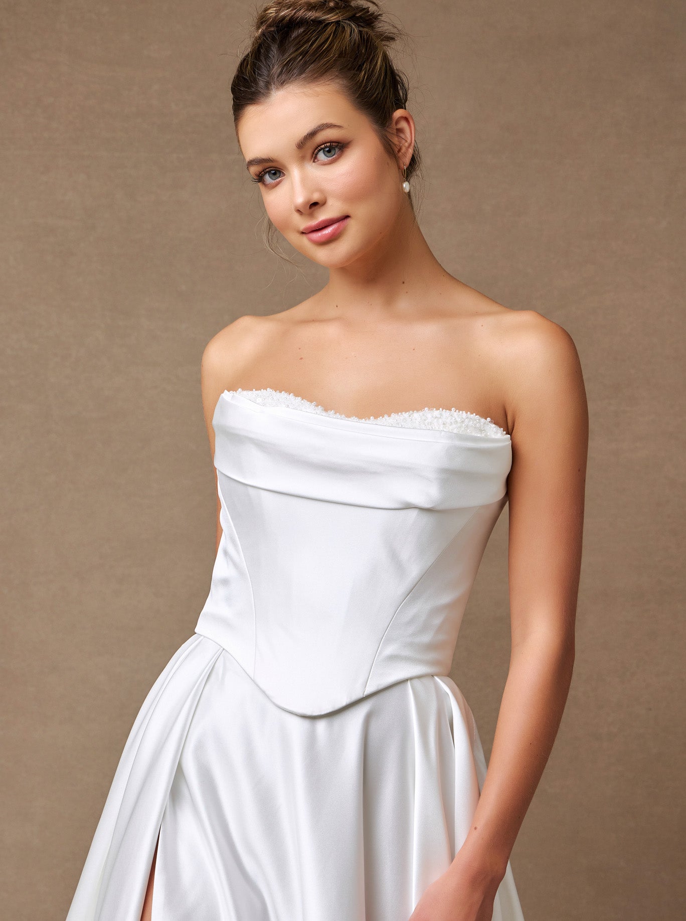 Vestido de Novia Línea A Escote Redondo Con Abertura Bolsillos Laterales Color Off White.