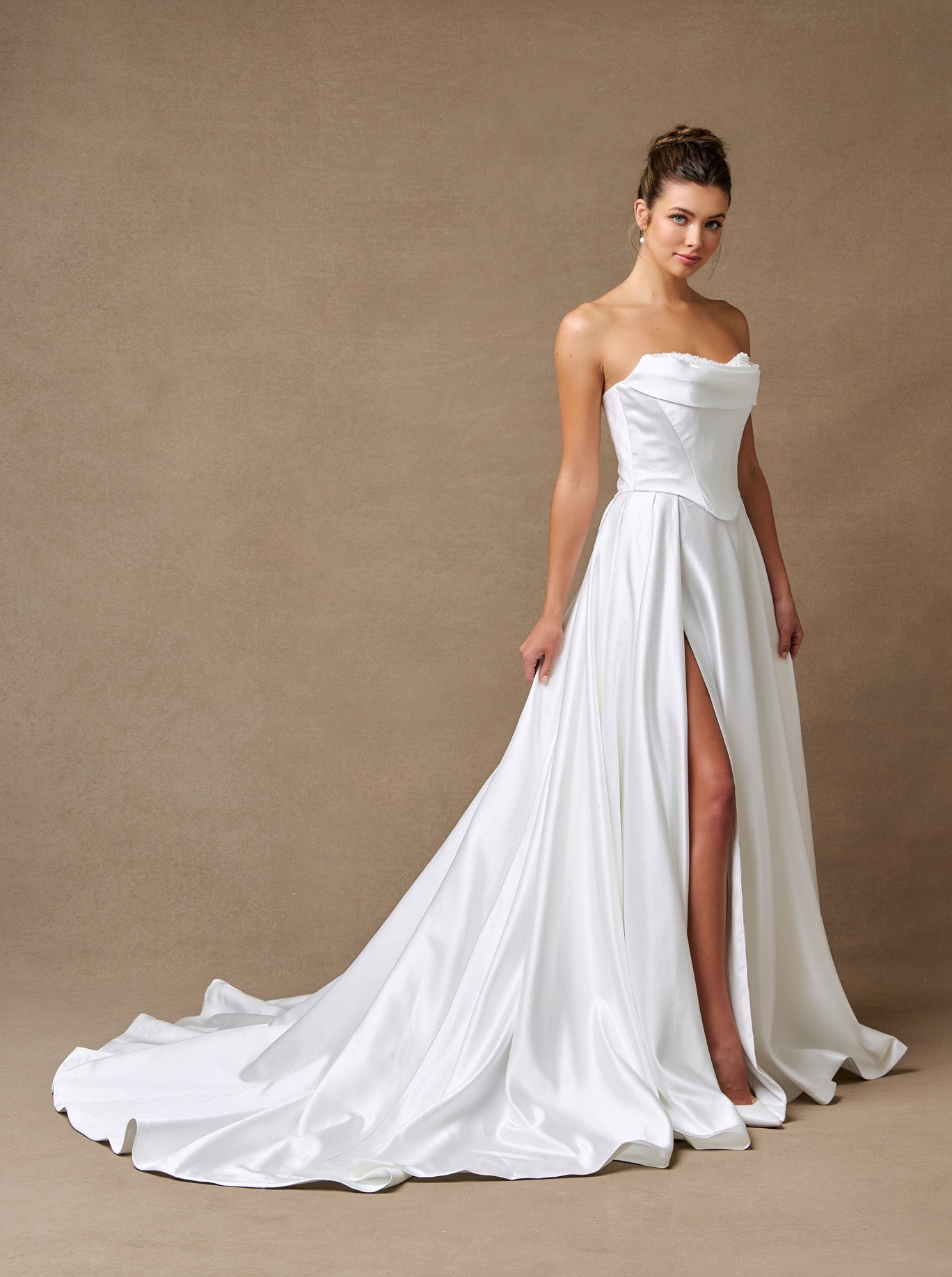 Vestido de Novia Línea A Escote Redondo Con Abertura Bolsillos Laterales Color Off White.