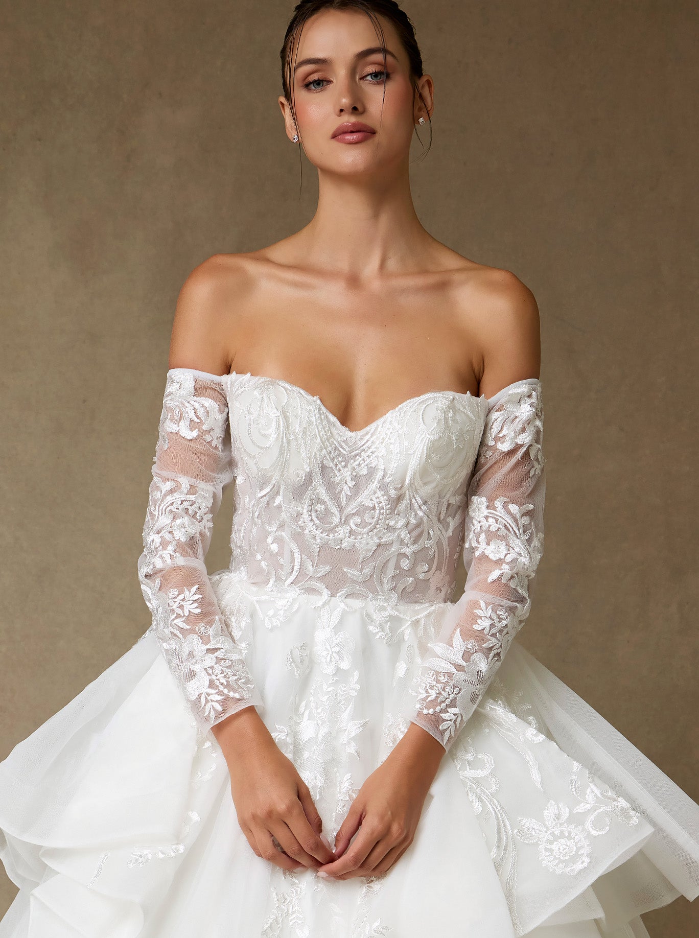 Vestido de Novia de Tul y Encaje Bordado con Lentejuelas con Hombros Descubiertos, Color Off White