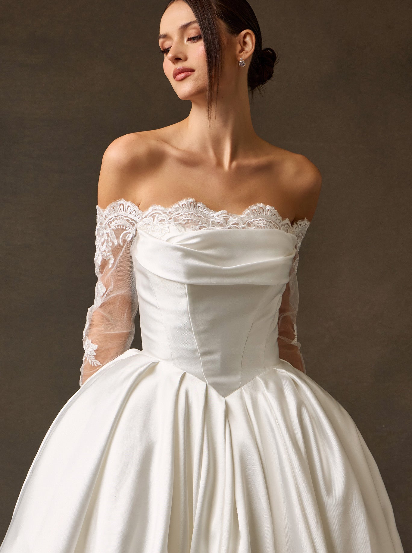 Vestido de Novia con Mangas Largas de Encaje, Hombros Descubiertos y con Lazos en la Espalda, Color Off White