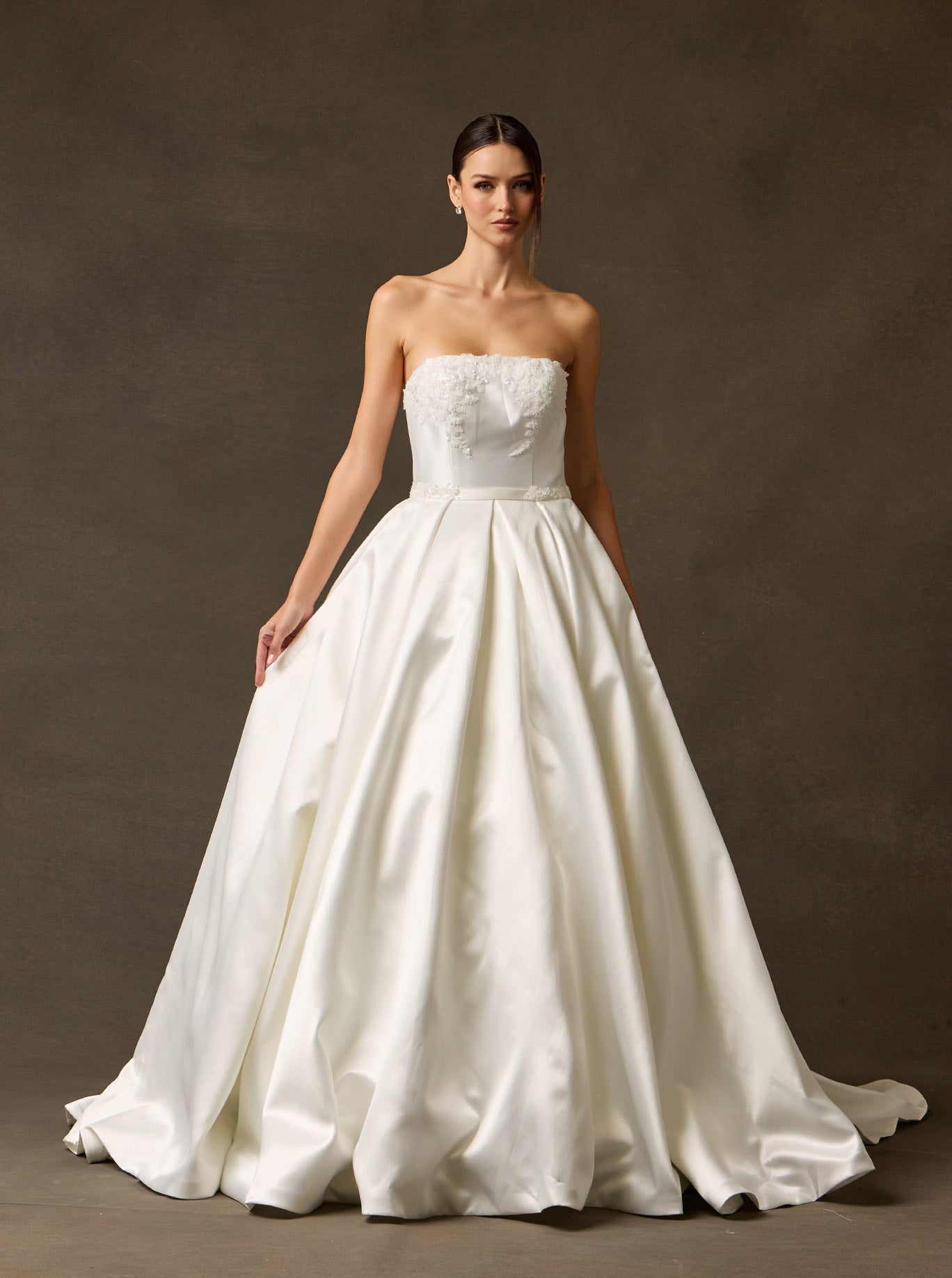 Vestido de Novia en Línea A con hombros descubiertos, Sin Tirantes, Escote Recto Cordones en la Espalda y cola Color Off White
