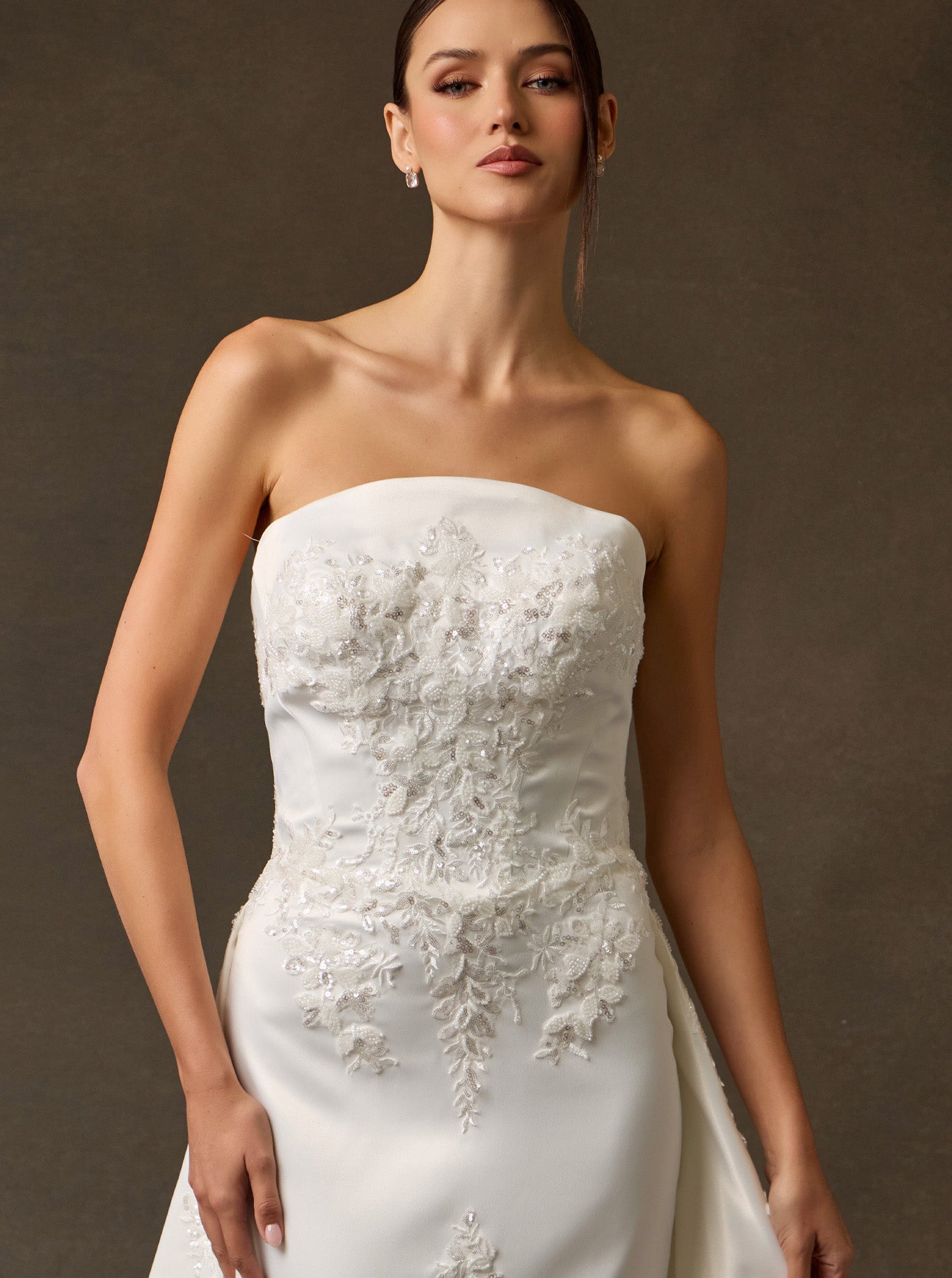 Vestido de Novia Recto de Satén con Bordados con Cauda, Color Off White