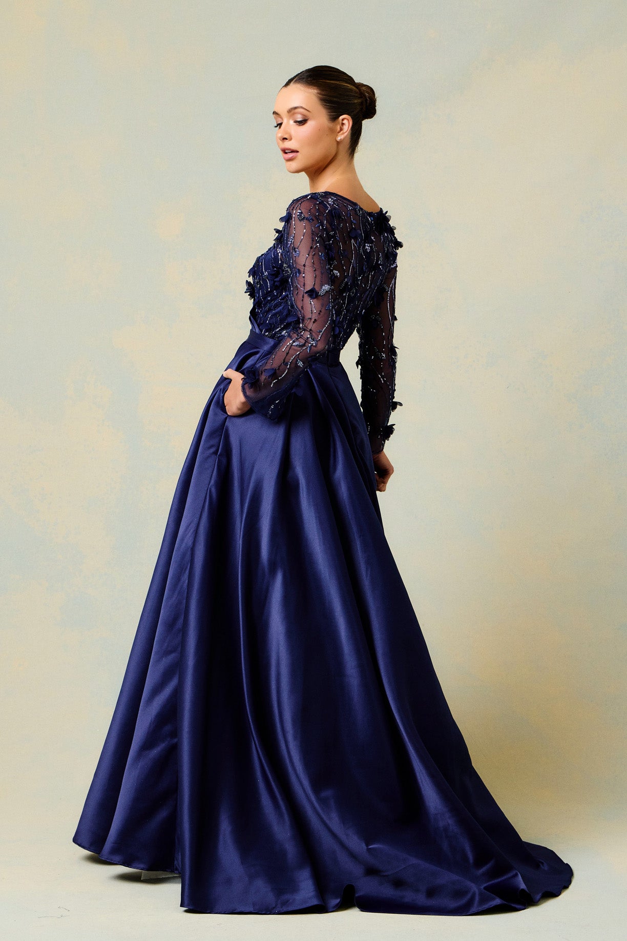 Vestido en Líneas A Con Manga Larga y Cuello en V Color Navy.