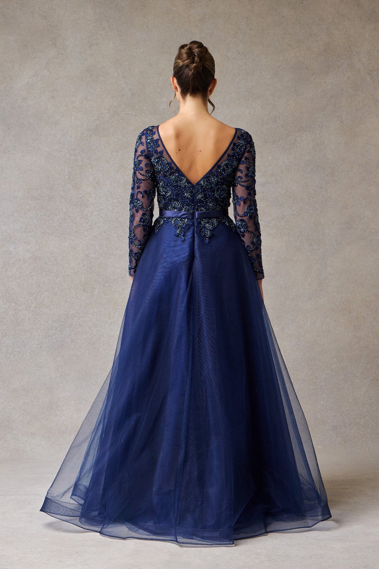 Vestido en Línea A de Tul con Manga Larga detalles de Encaje y Cristales Color Navy.
