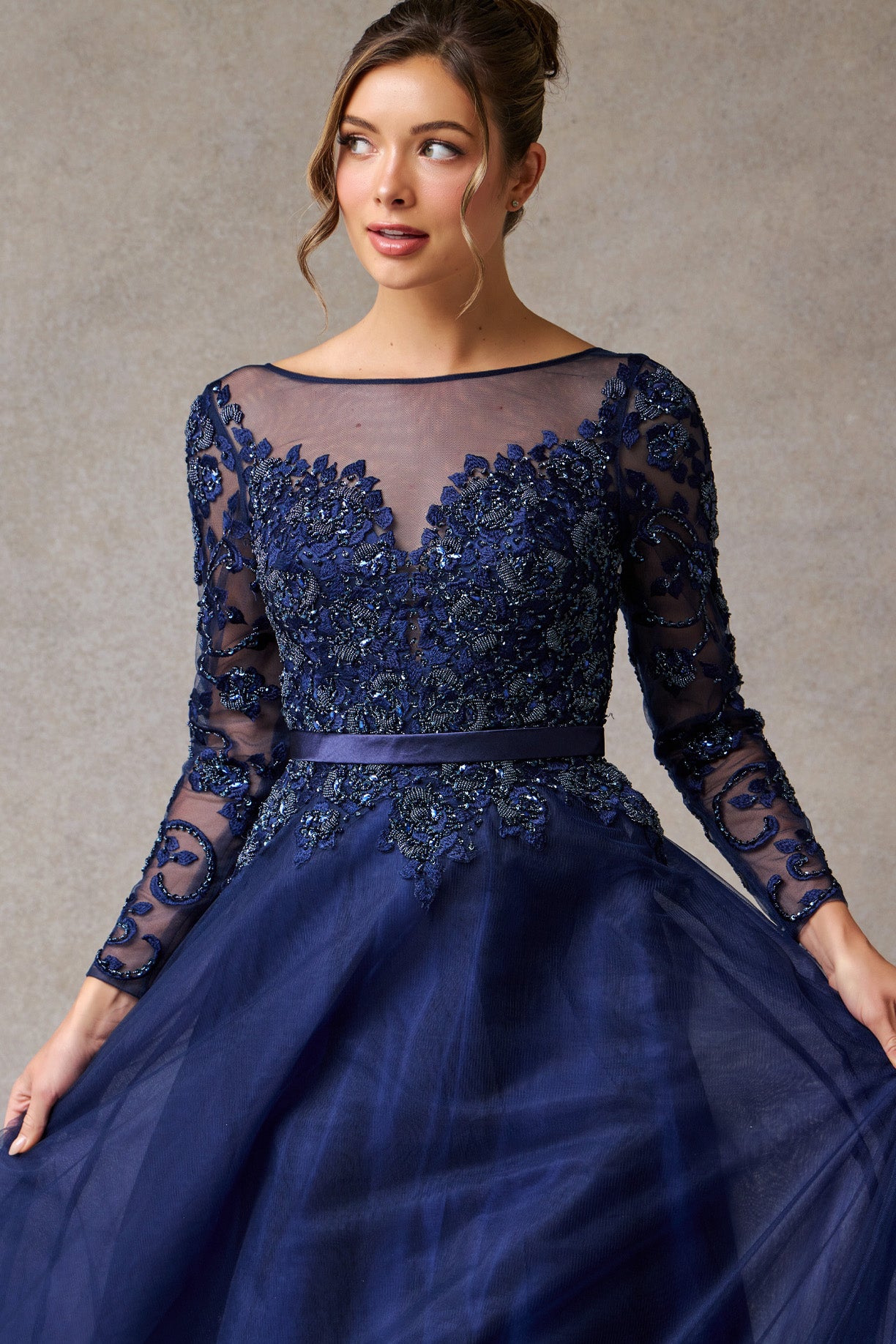 Vestido en Línea A de Tul con Manga Larga detalles de Encaje y Cristales Color Navy.