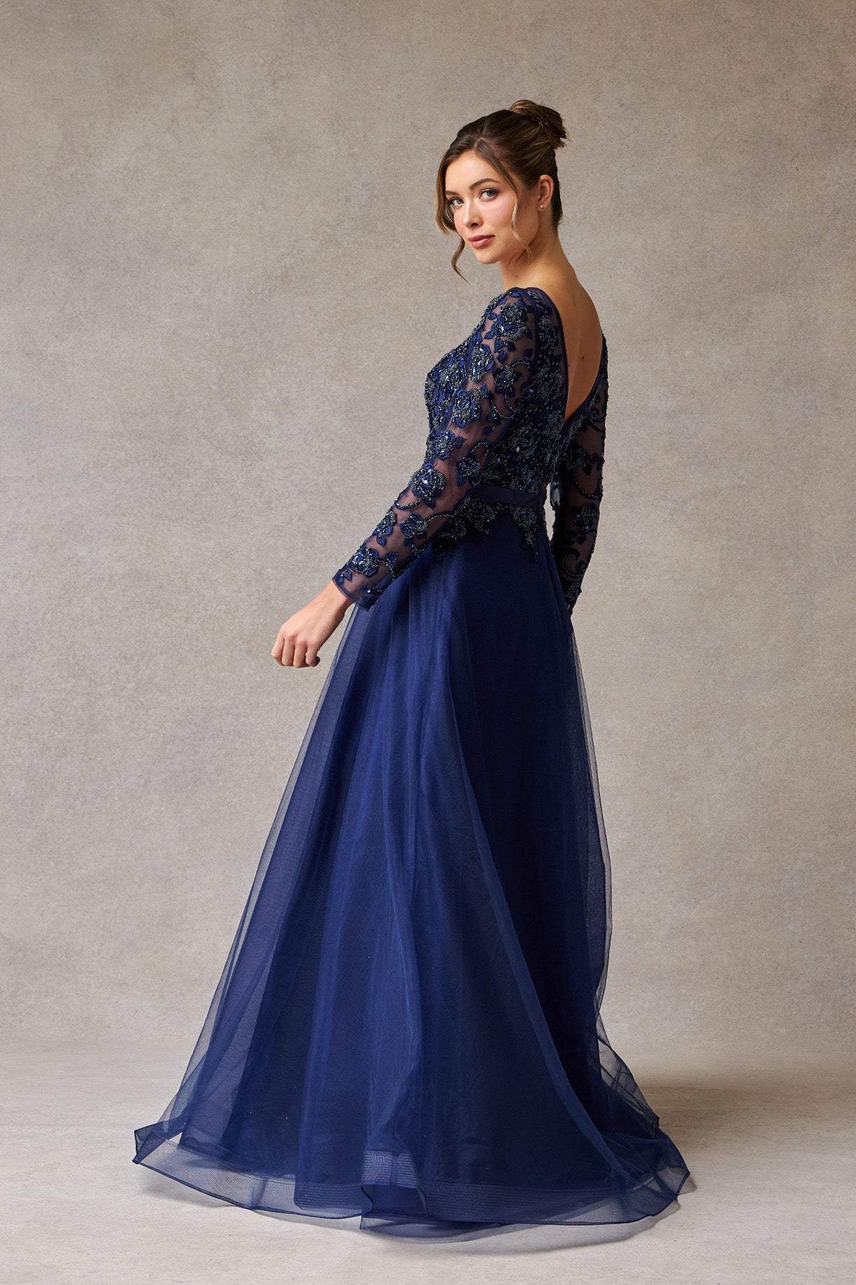Vestido en Línea A de Tul con Manga Larga detalles de Encaje y Cristales Color Navy.