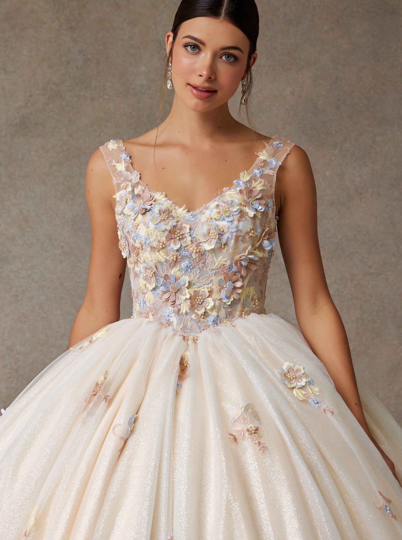 Vestido de Fiesta con Tirantes con Aplicaciones de Flores y Perlas, Color Champagne Multi