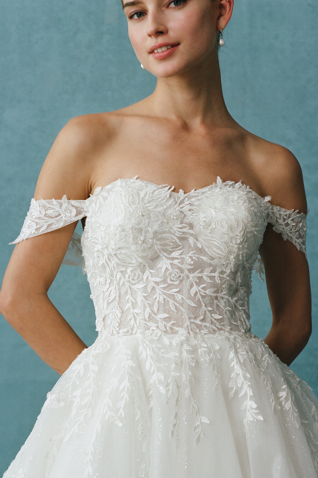 Vestido de Novia Línea A Hombros Fuera y Con cordones en la Espalda.