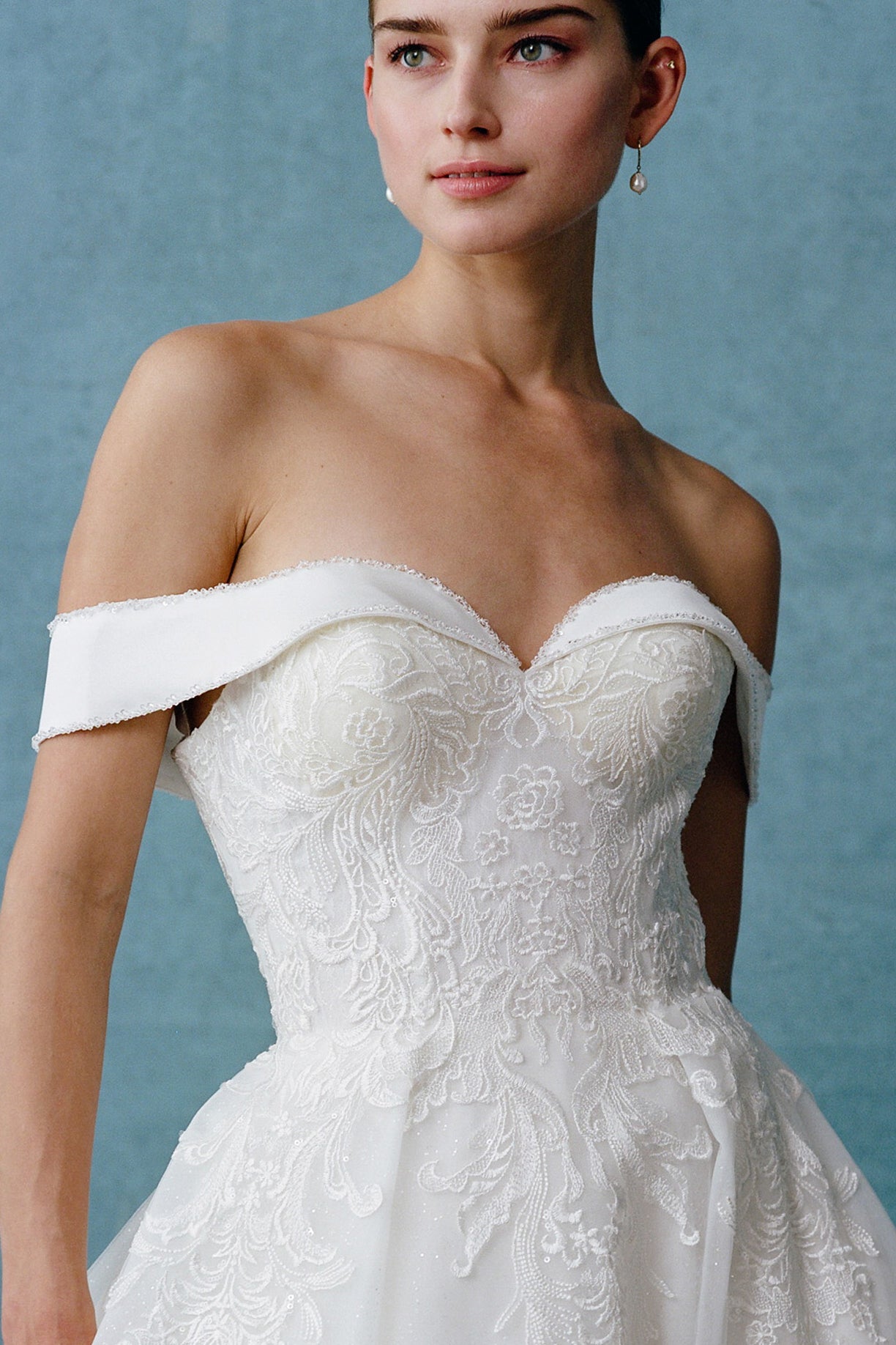 Vestido de Novia en Línea A Con Hombros Descubiertos Color Off Whithe.