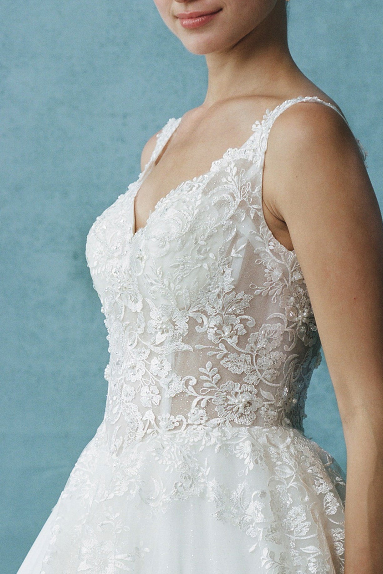 Vestido de Novia En Línea A Con Tirantes y Escote en Corazón.