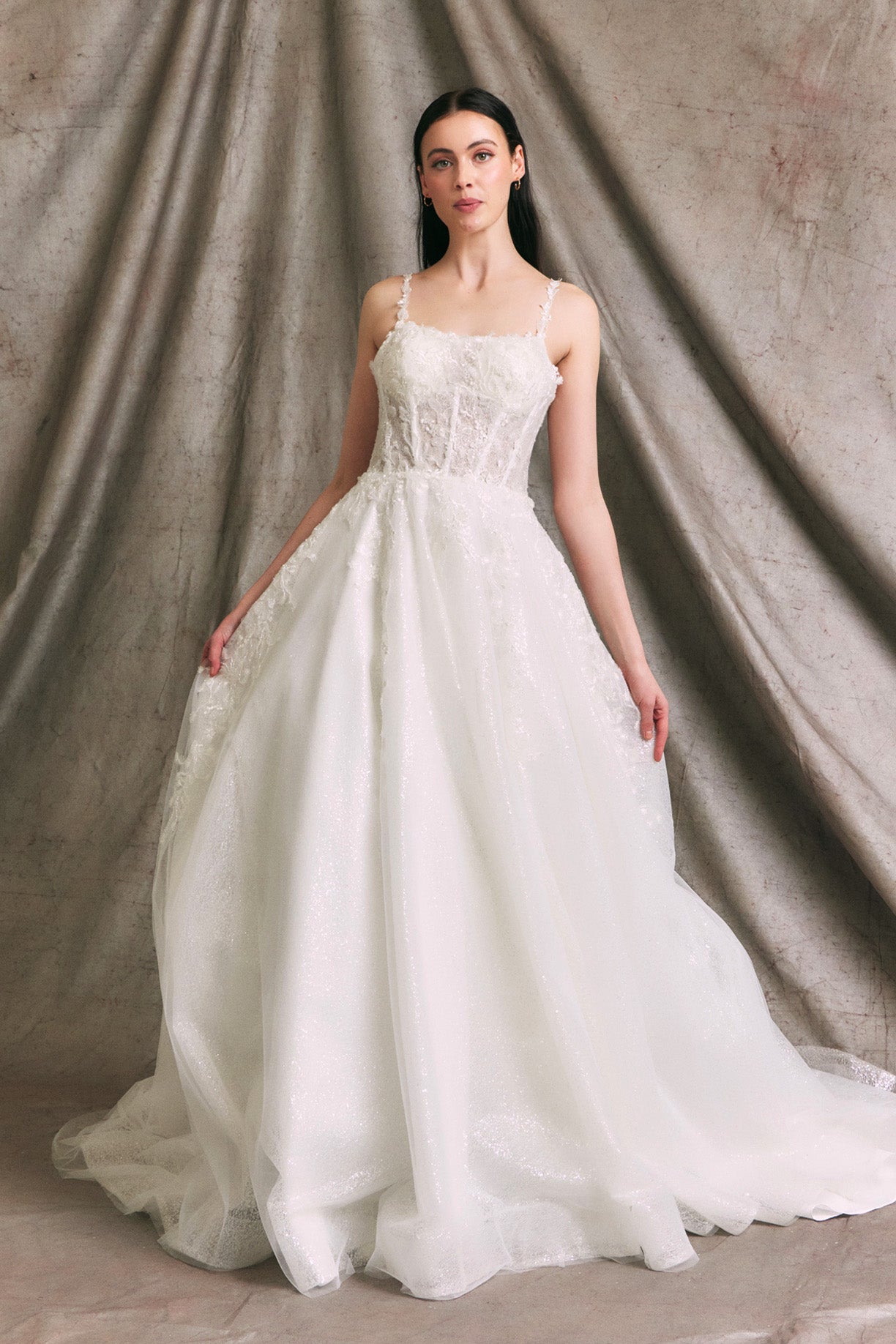 Vestido de Novia En Línea A Sin Mangas Con Escote Corazón y capa Con Velo Color Off White.