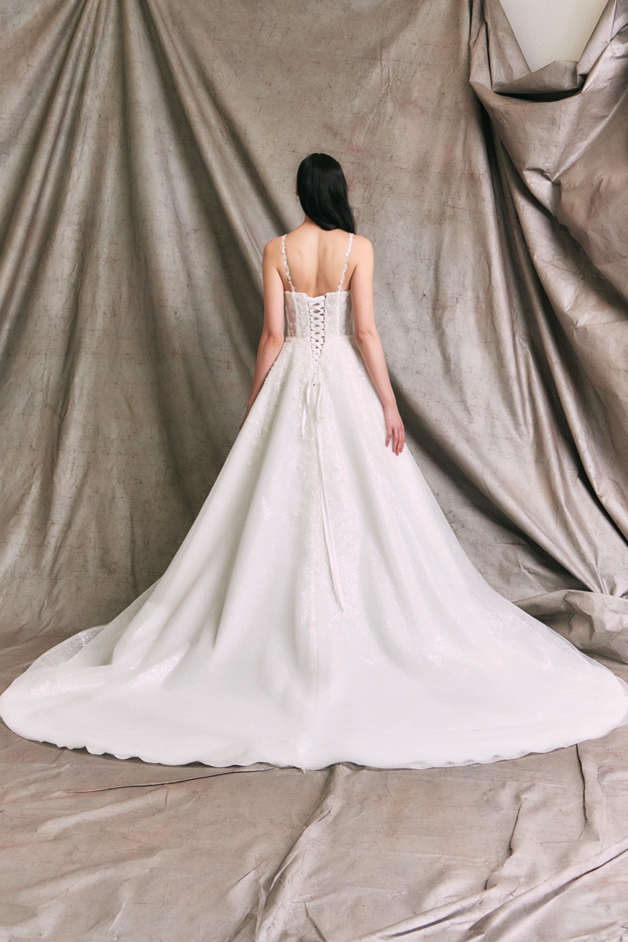 Vestido de Novia En Línea A Sin Mangas Con Escote Corazón y capa Con Velo Color Off White.