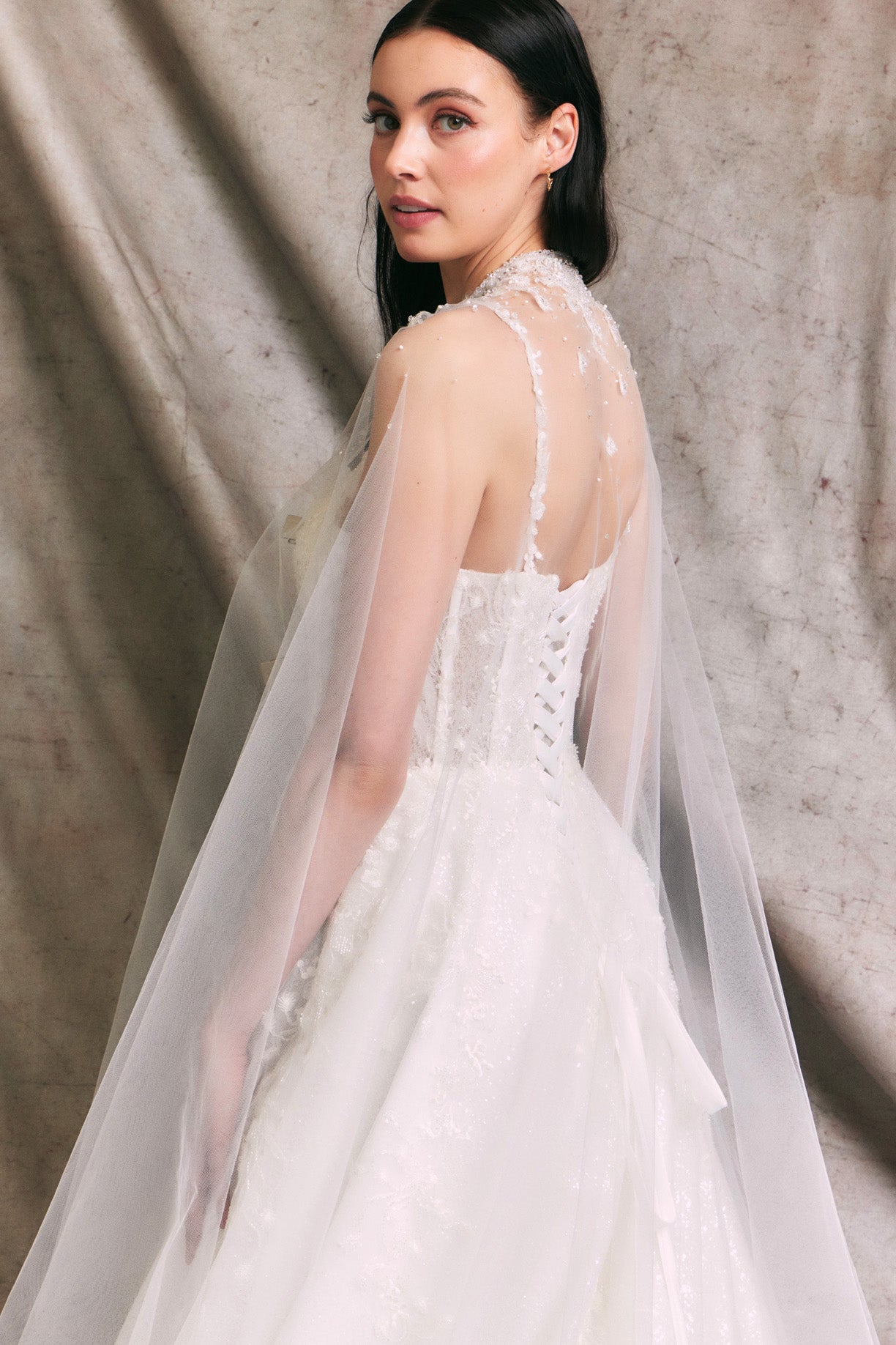 Vestido de Novia En Línea A Sin Mangas Con Escote Corazón y capa Con Velo Color Off White.