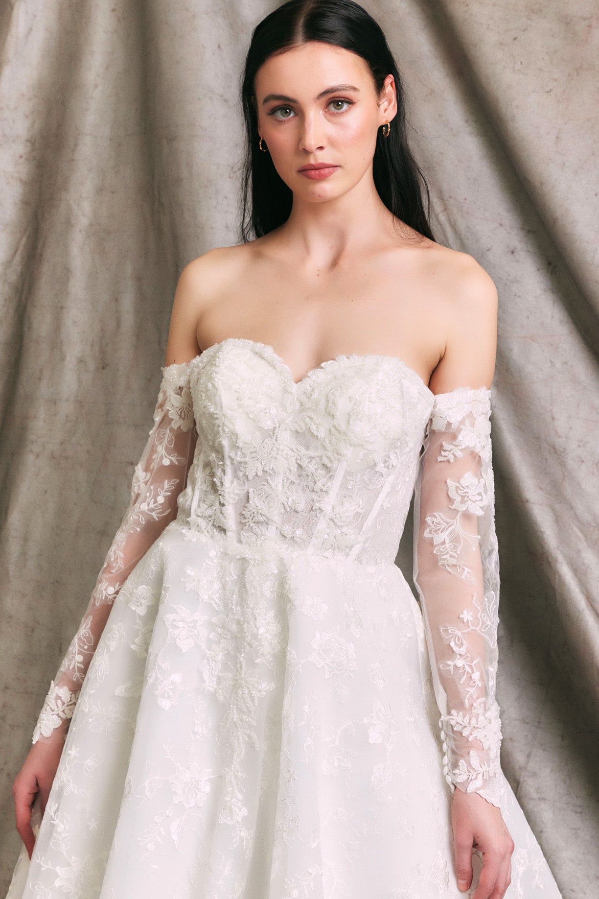 Vestido de Novia, con Manga Larga, Hombros Descubiertos, Escote Corazón y Lazos en la Espalda, Color Off White