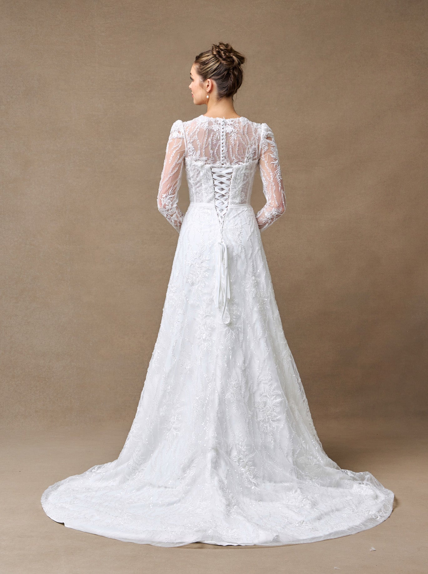 Vestido de Novia de Encaje Bordado con Cuentas y Lentejuelas de Manga Larga y Cuello V, Color Off White