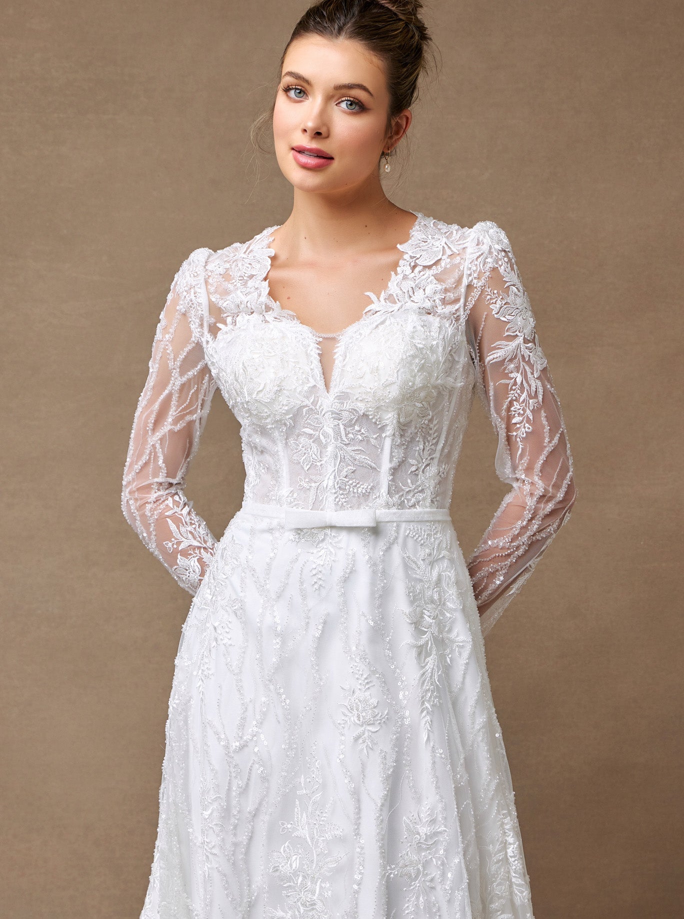 Vestido de Novia de Encaje Bordado con Cuentas y Lentejuelas de Manga Larga y Cuello V, Color Off White
