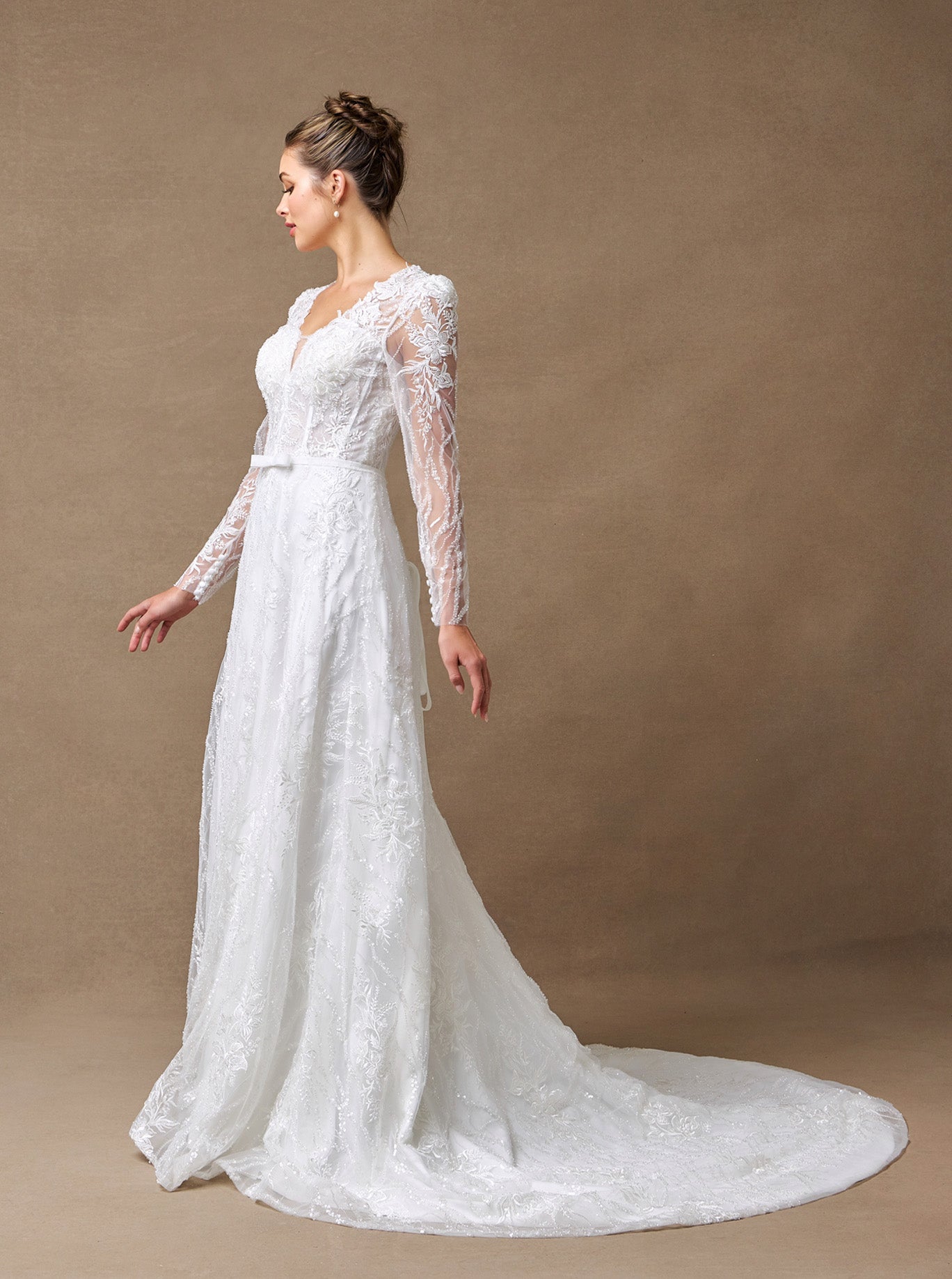 Vestido de Novia de Encaje Bordado con Cuentas y Lentejuelas de Manga Larga y Cuello V, Color Off White