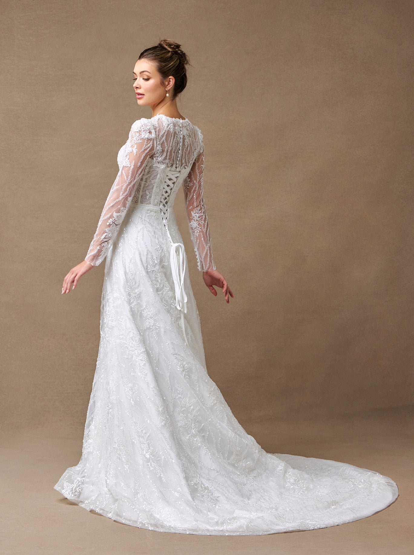 Vestido de Novia de Encaje Bordado con Cuentas y Lentejuelas de Manga Larga y Cuello V, Color Off White