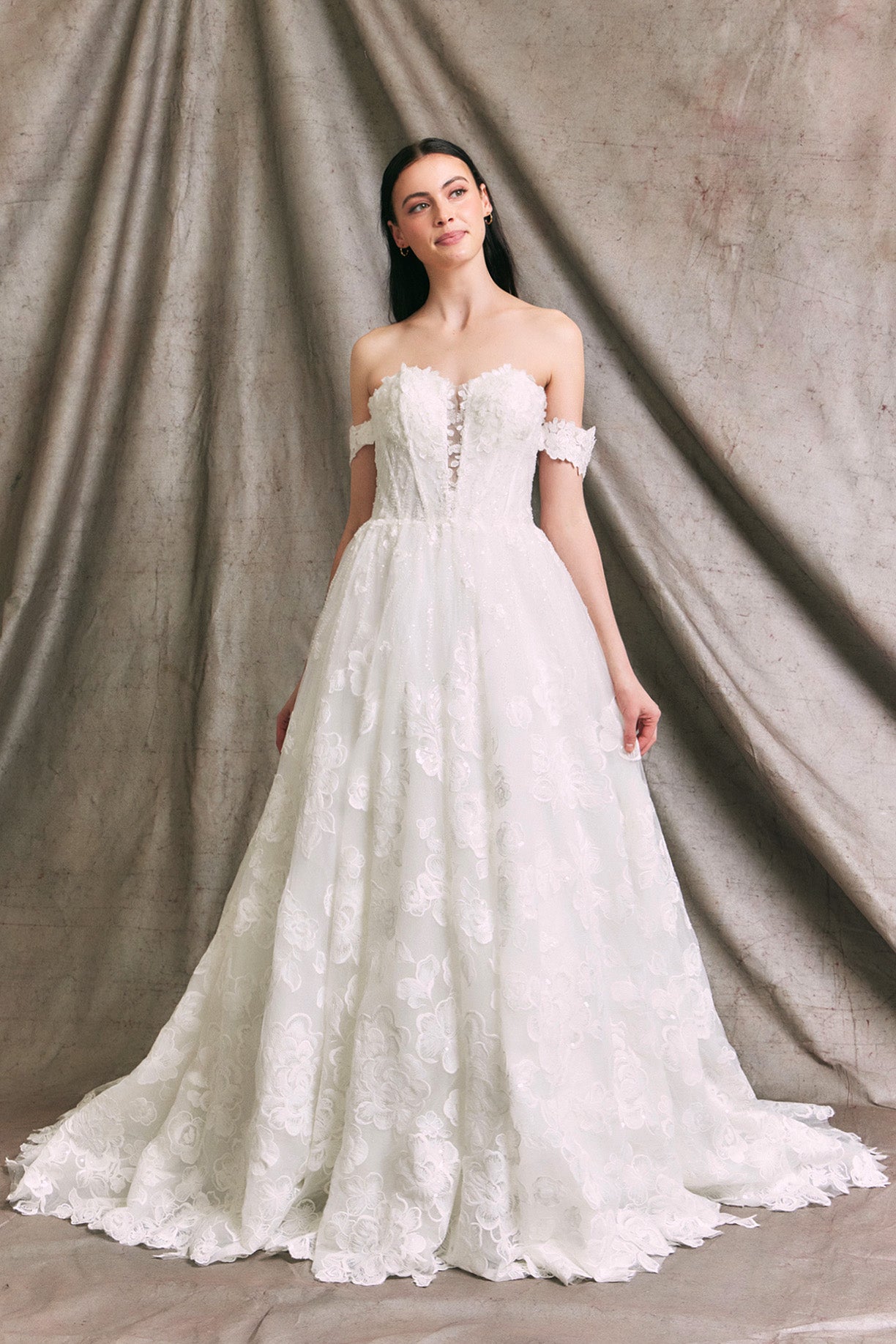 Vestido de Novia en Encaje con Motivos de Flores, Escote de Corazón y Mangas al Hombro Color Off White