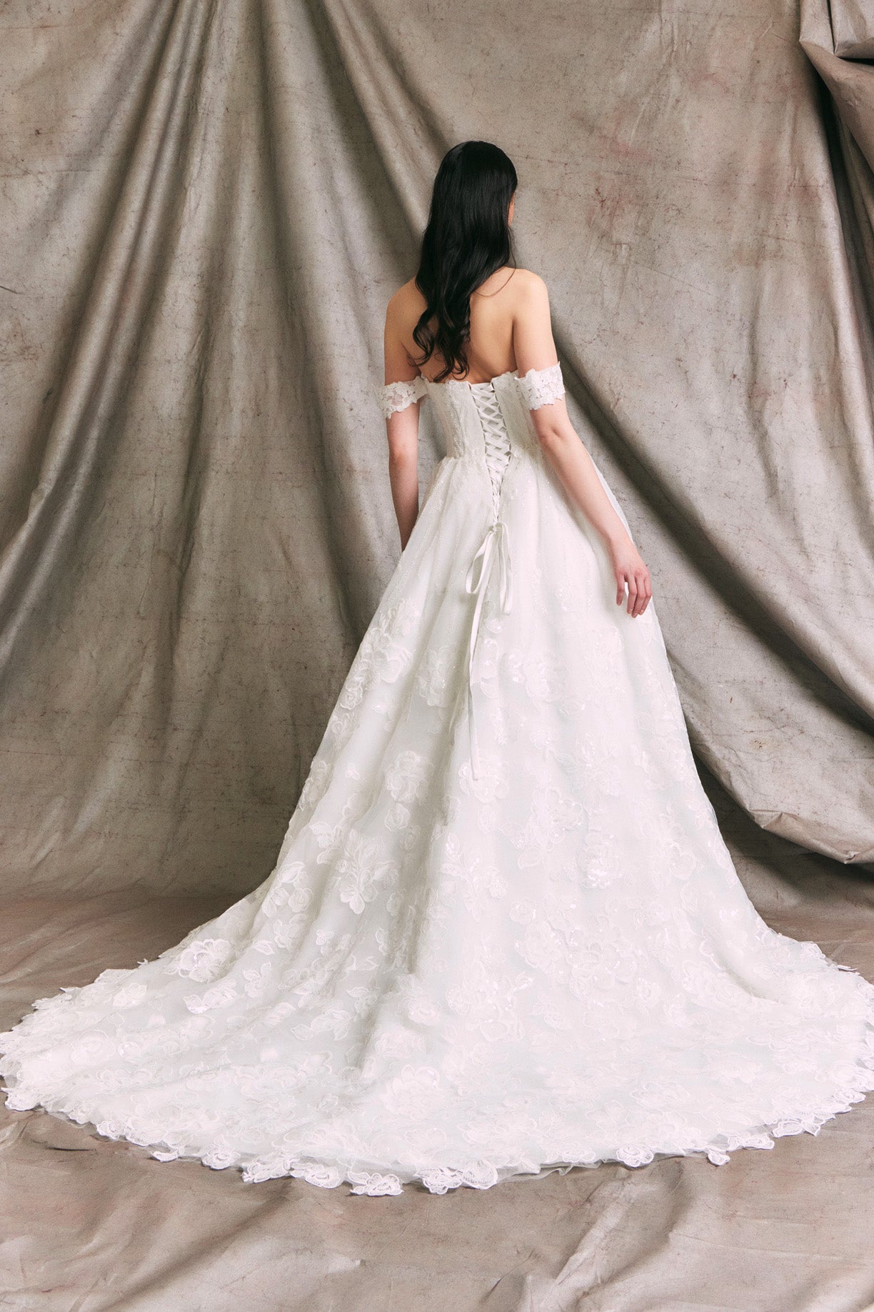 Vestido de Novia en Encaje con Motivos de Flores, Escote de Corazón y Mangas al Hombro Color Off White