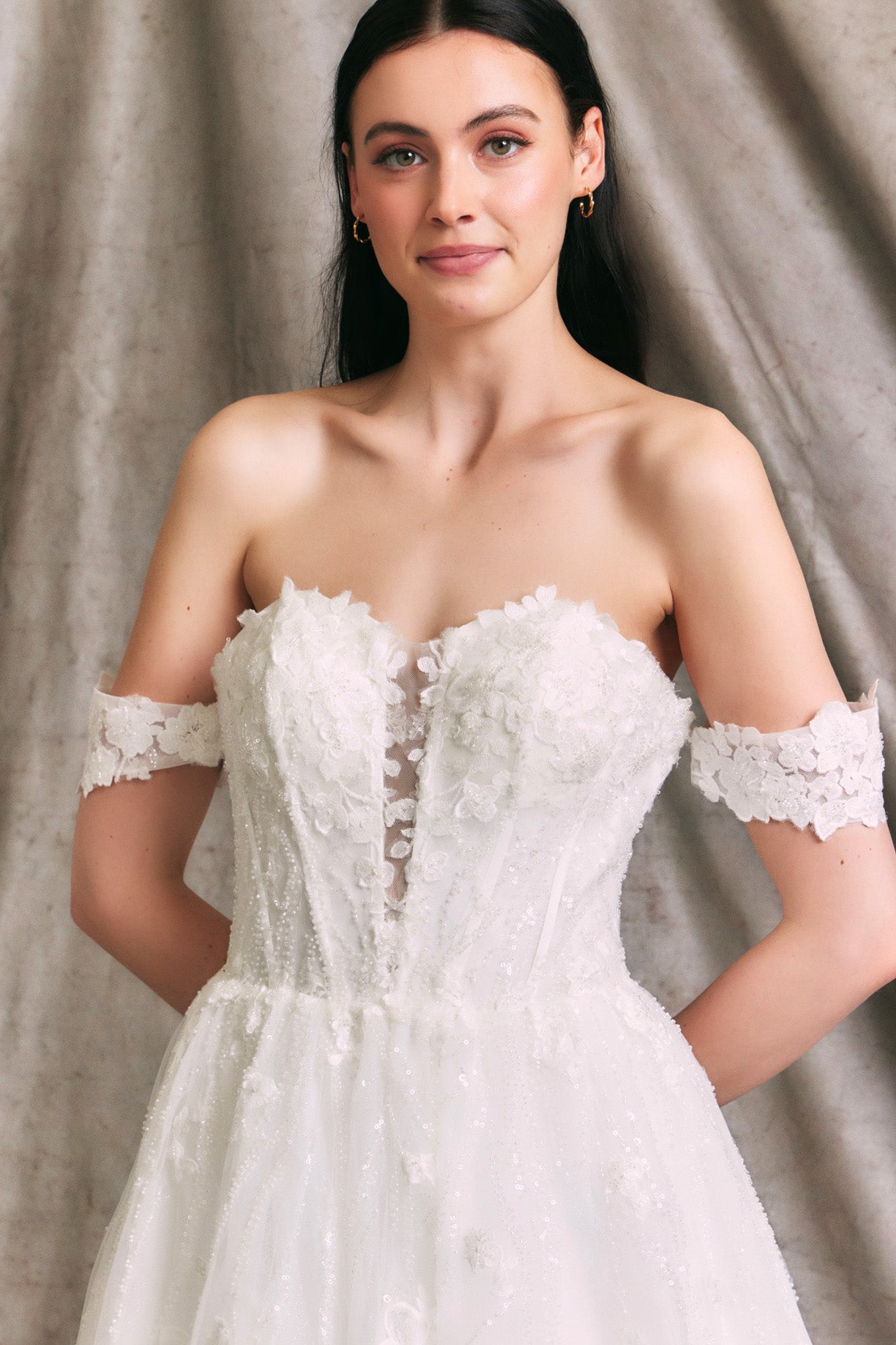Vestido de Novia en Encaje con Motivos de Flores, Escote de Corazón y Mangas al Hombro Color Off White
