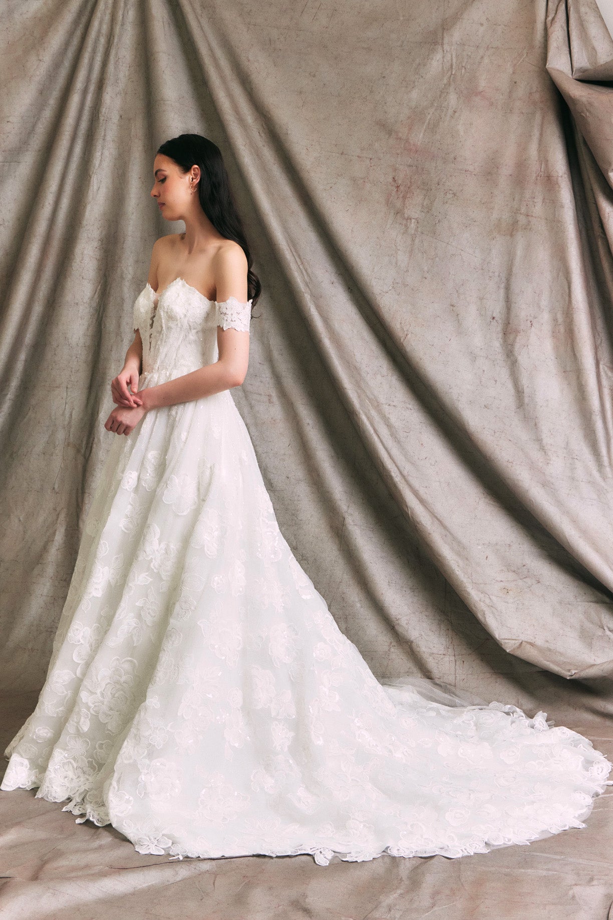 Vestido de Novia en Encaje con Motivos de Flores, Escote de Corazón y Mangas al Hombro Color Off White