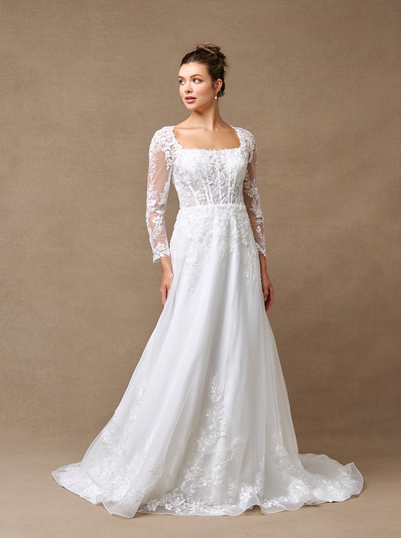 Vestido de Novia Línea A Con Manga Larga y Cordones en la Espalda Color Off White.