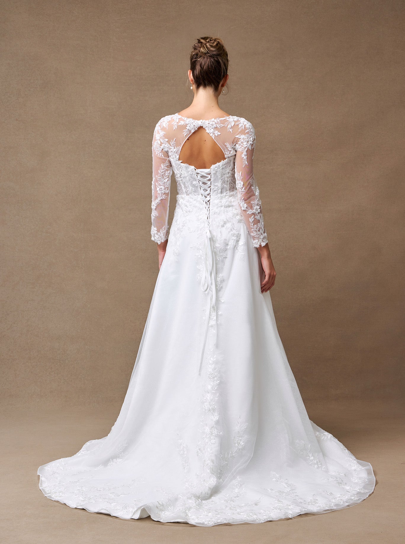 Vestido de Novia Línea A Con Manga Larga y Cordones en la Espalda Color Off White.