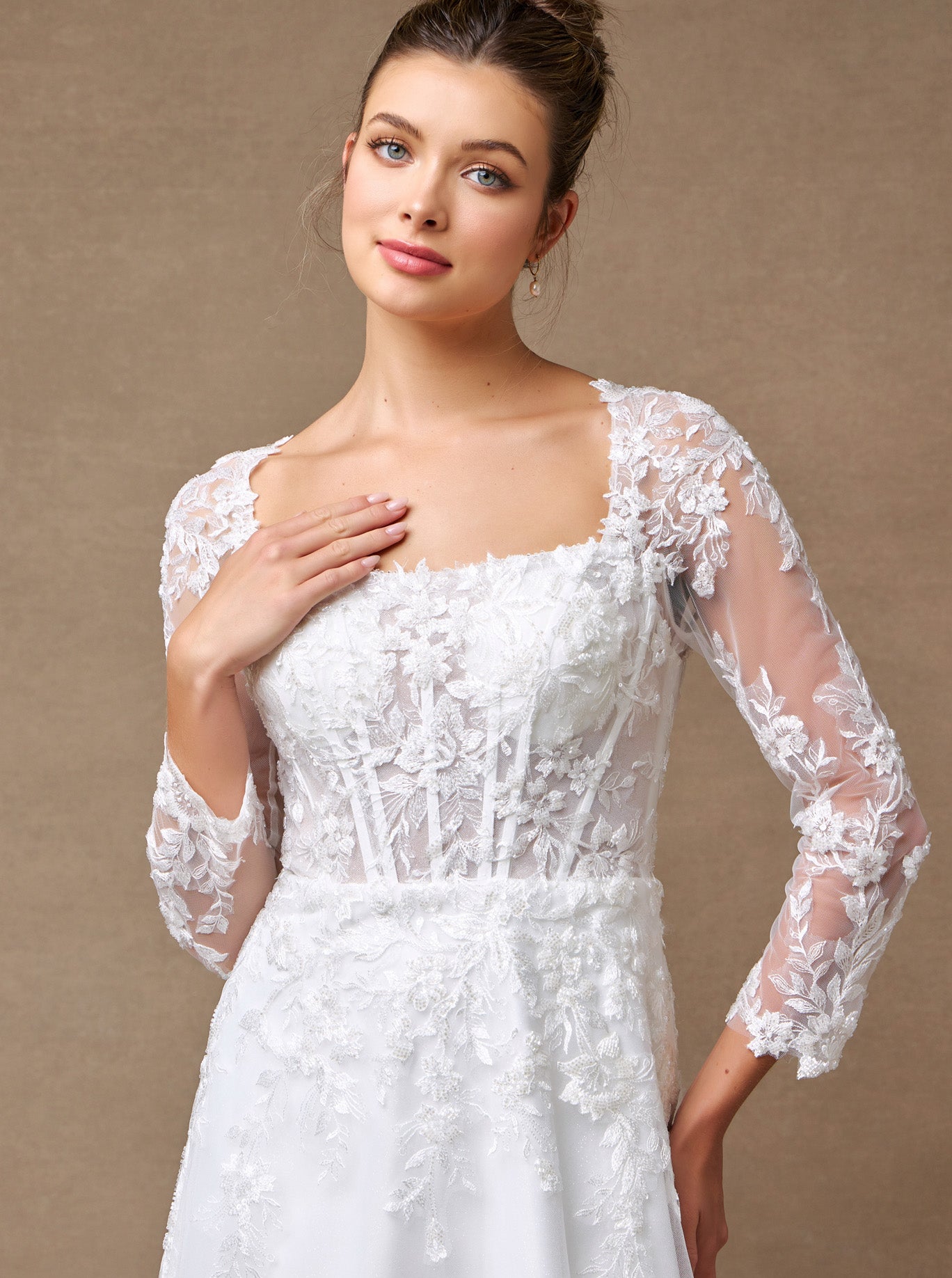 Vestido de Novia Línea A Con Manga Larga y Cordones en la Espalda Color Off White.