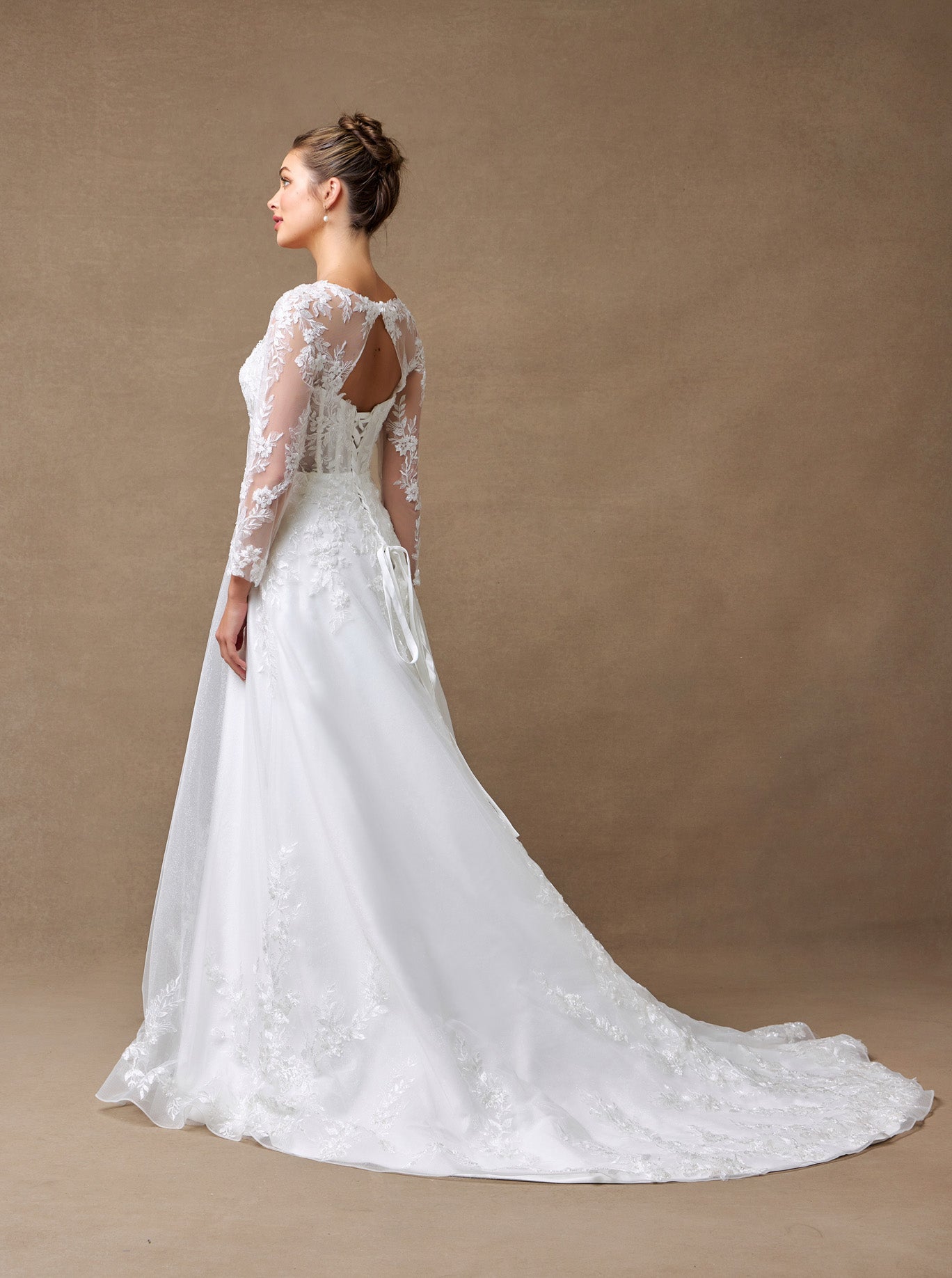 Vestido de Novia Línea A Con Manga Larga y Cordones en la Espalda Color Off White.