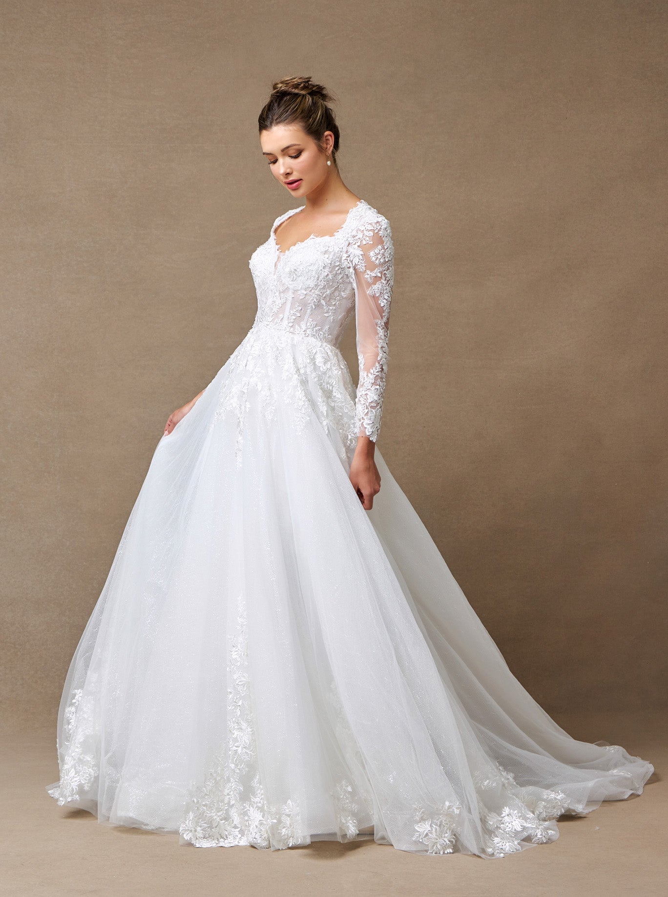Vestido de Novia Manga Larga Escote de Corazón con encaje Brillo y Lentejuela Espalda con Cordones